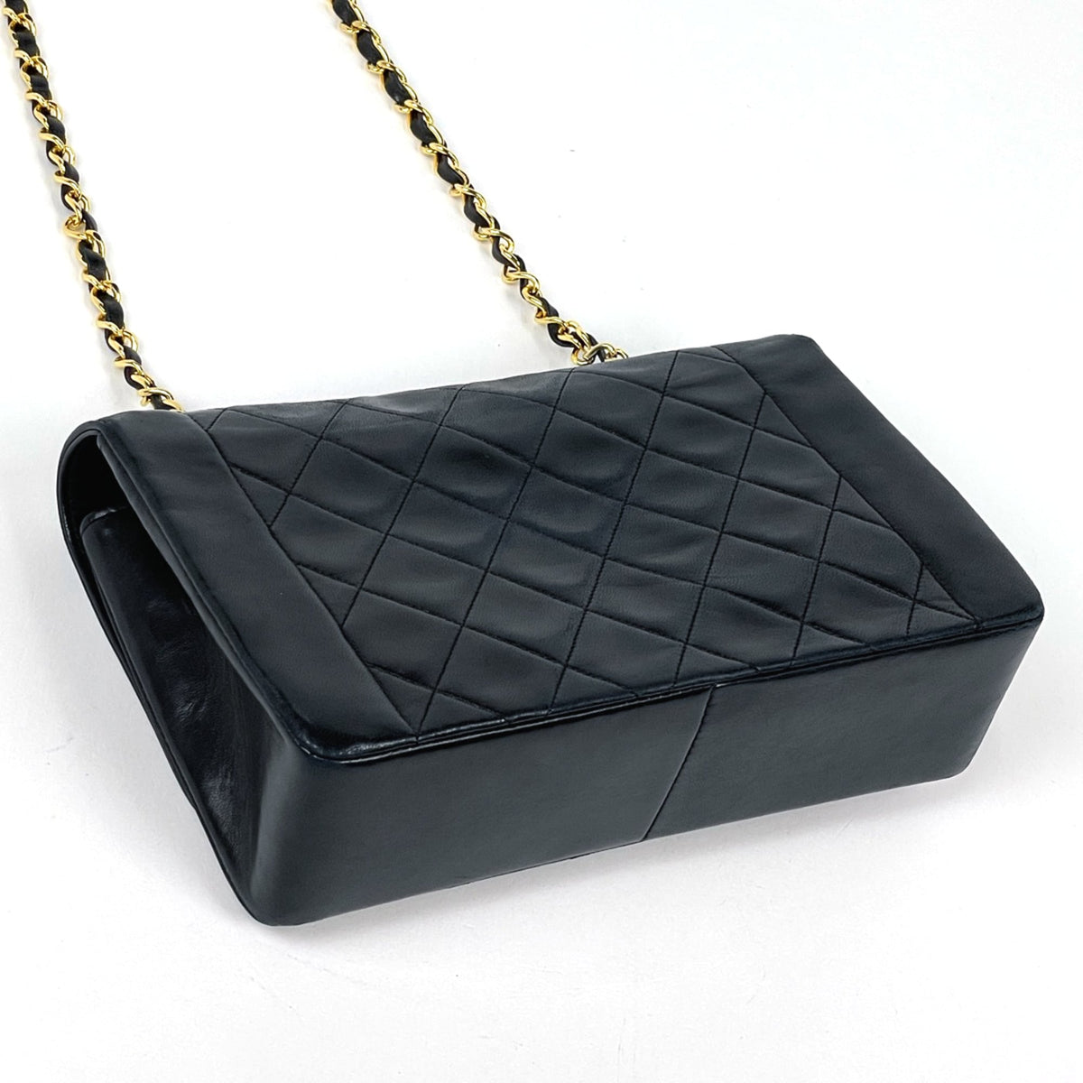 Chanel Black Leather Shoulder Bag (Pre-Owned)