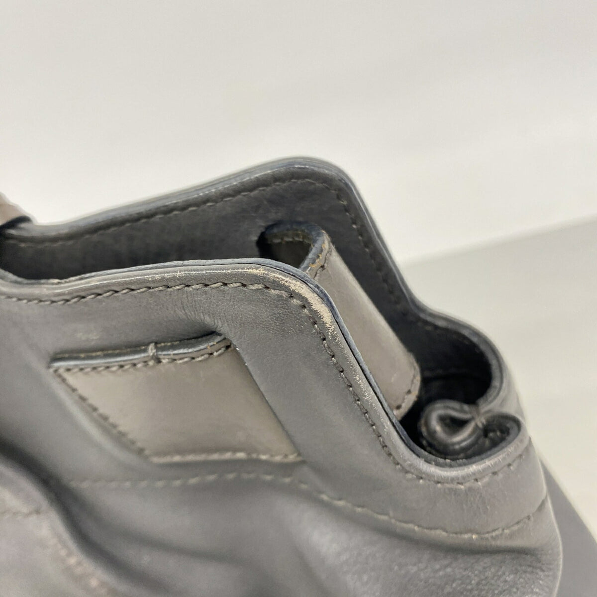 Salvatore Ferragamo Gray Leather Handbag (Pre-Owned)