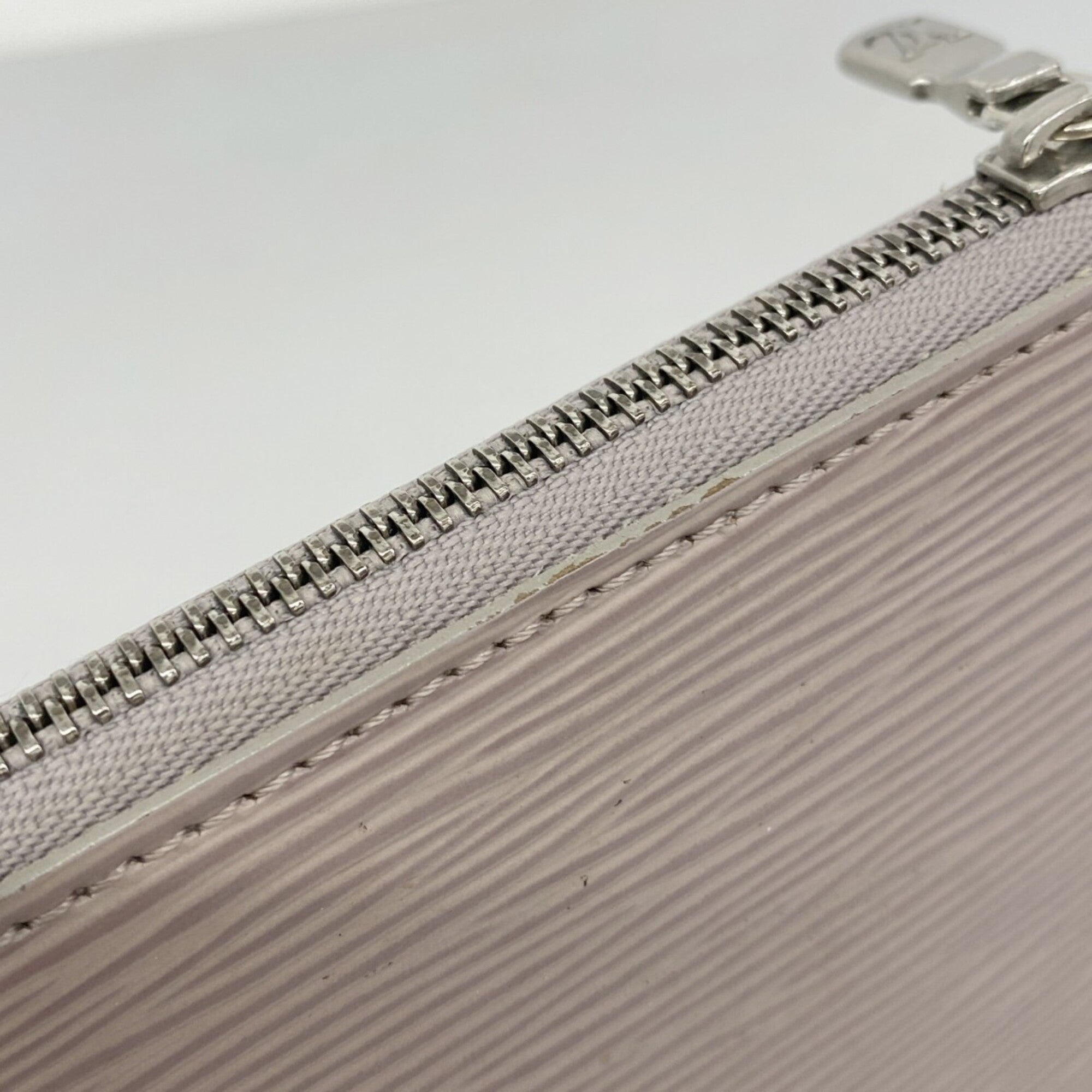 Louis Vuitton Lilac Pouch (Pre-Owned)