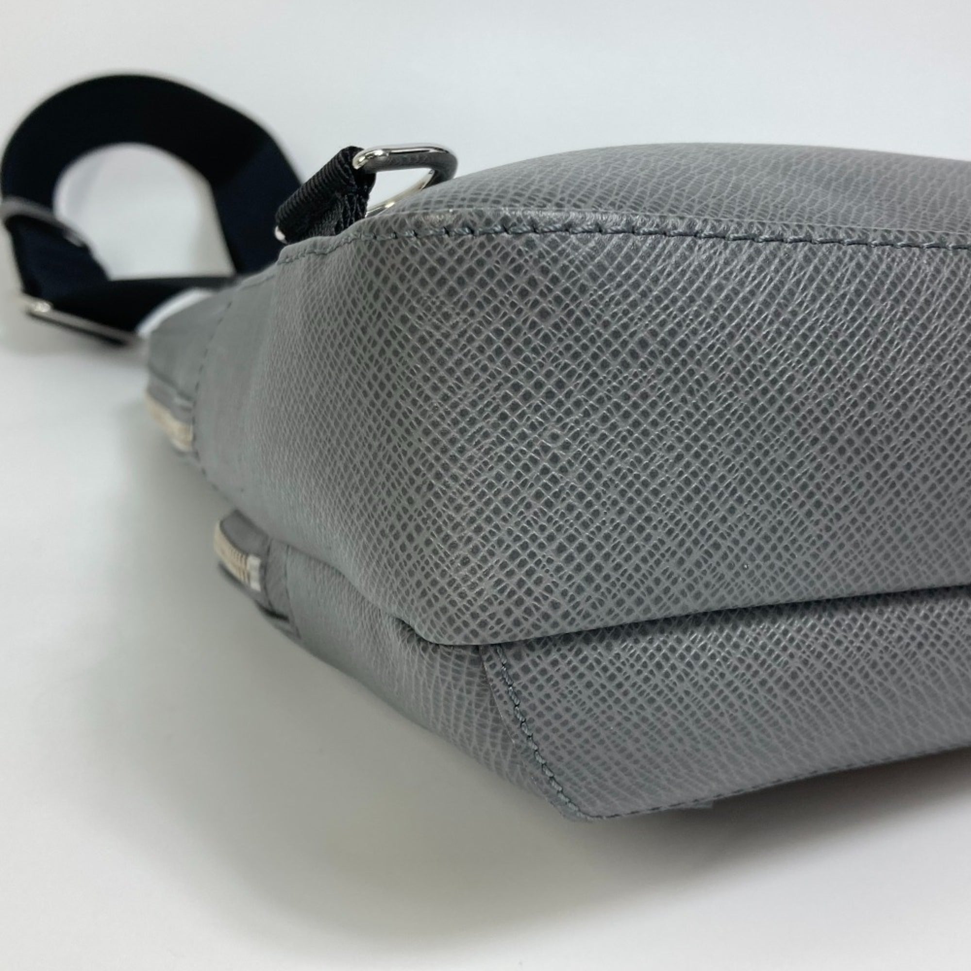 Louis Vuitton Taiga Gray Gris Taiga Leather Shoulder Bag (Pre-Owned)
