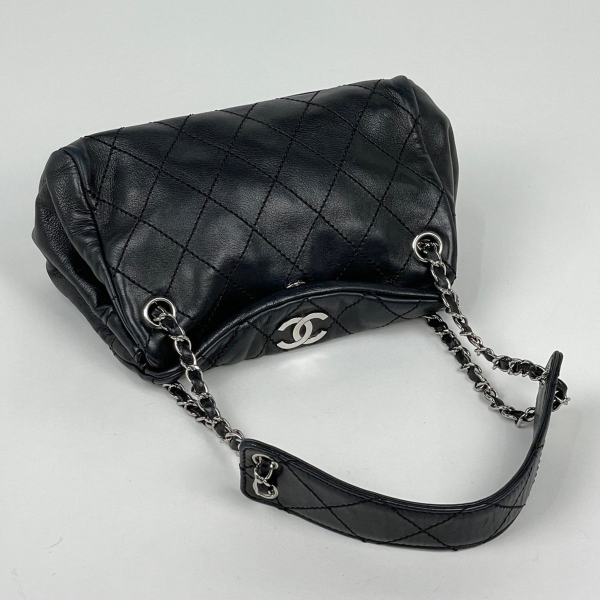 Chanel Matelasse Black Leather Shoulder Bag (Pre-Owned)