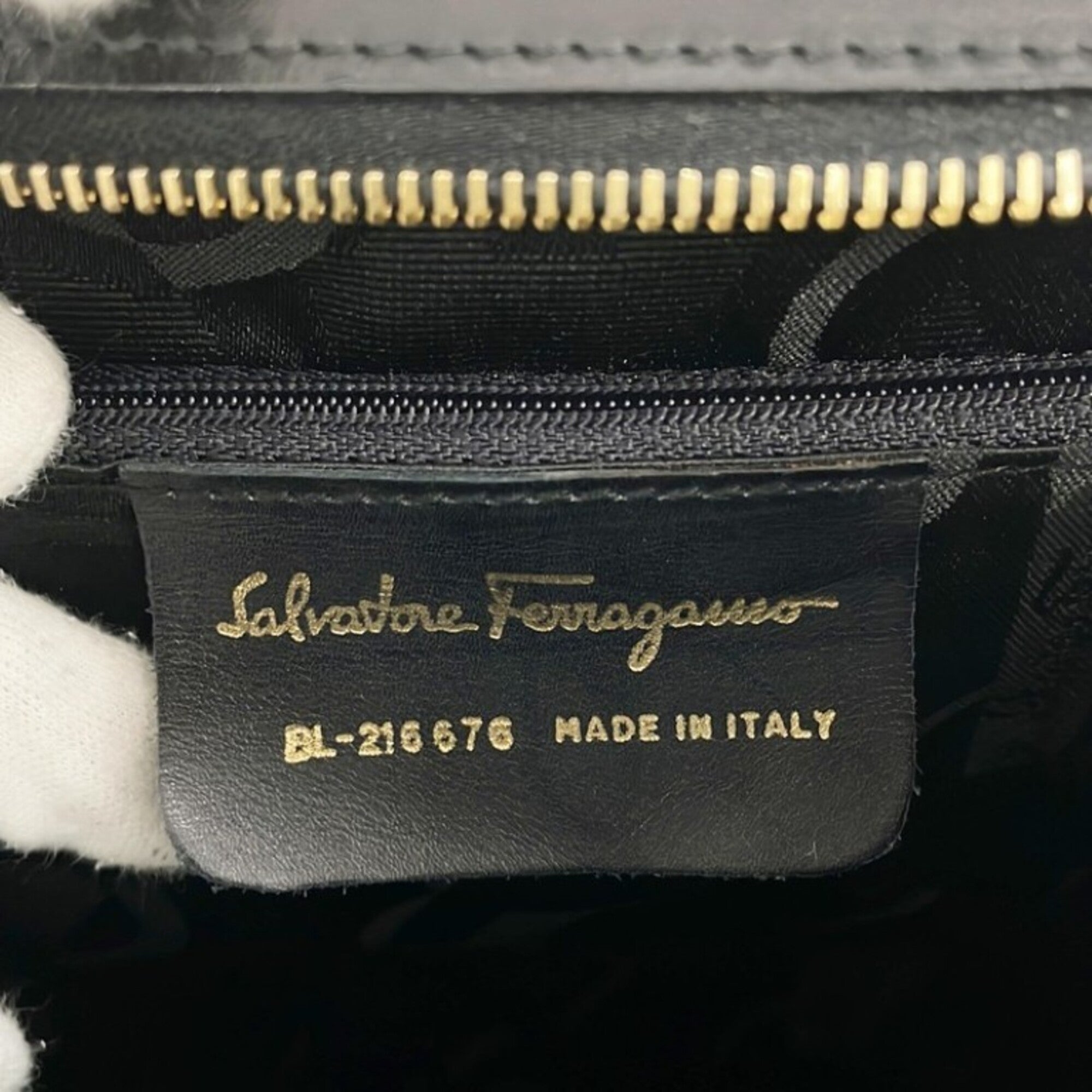 Salvatore Ferragamo Black Leather Shoulder Bag (Pre-Owned)
