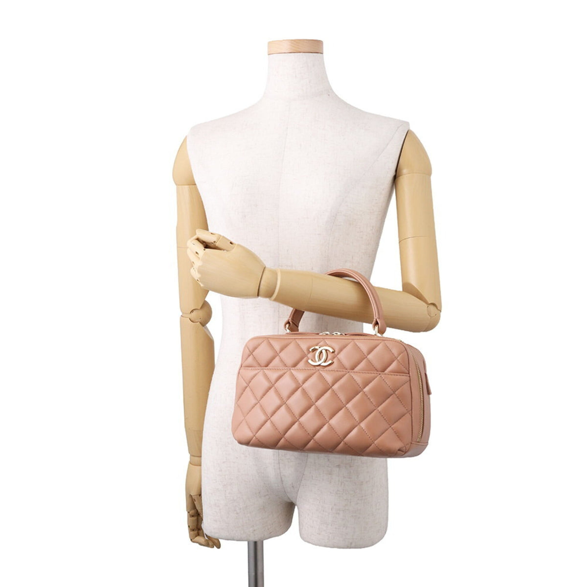 Chanel Matelasse Beige Leather Handbag (Pre-Owned)