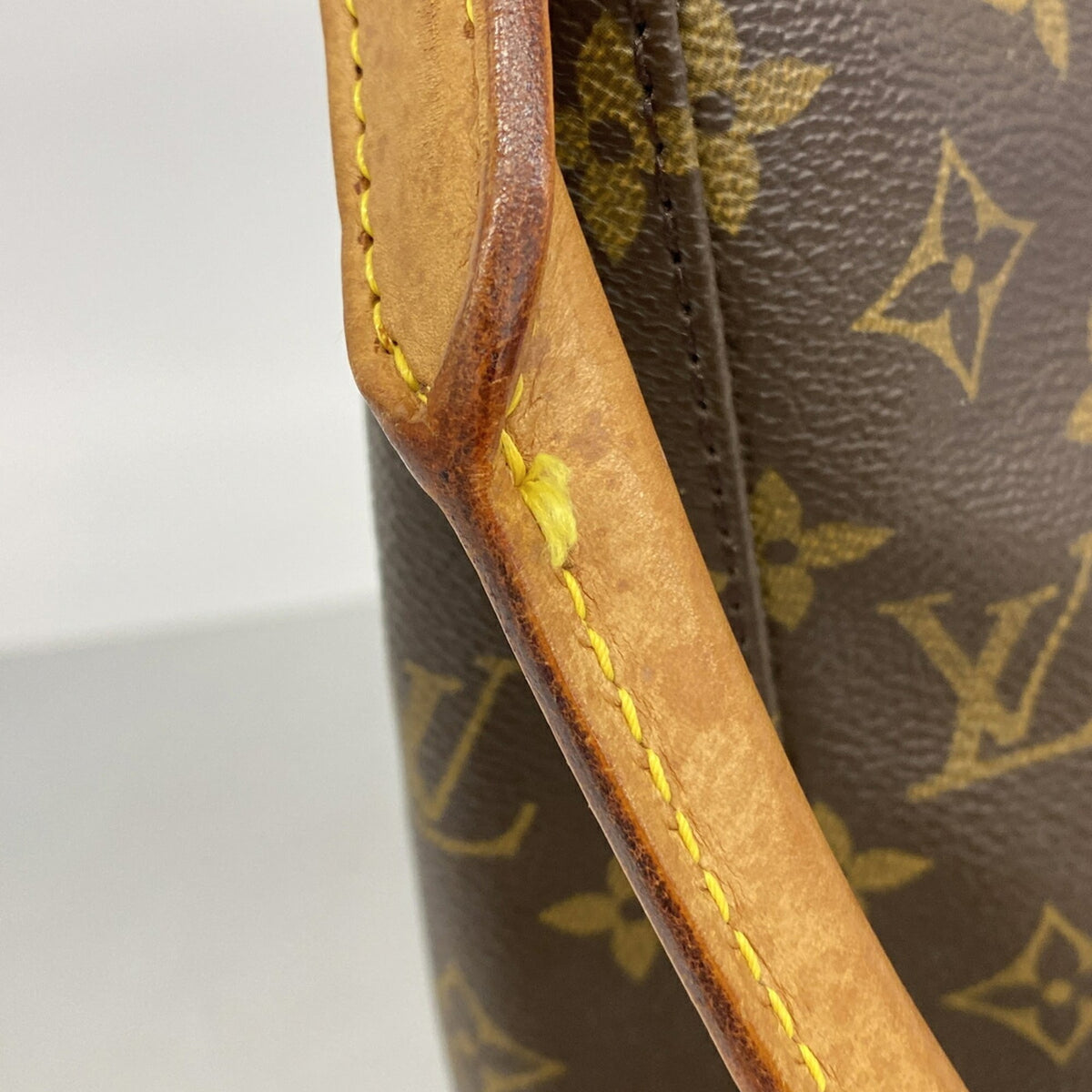 Louis Vuitton Brown Shoulder Bag (Pre-Owned)