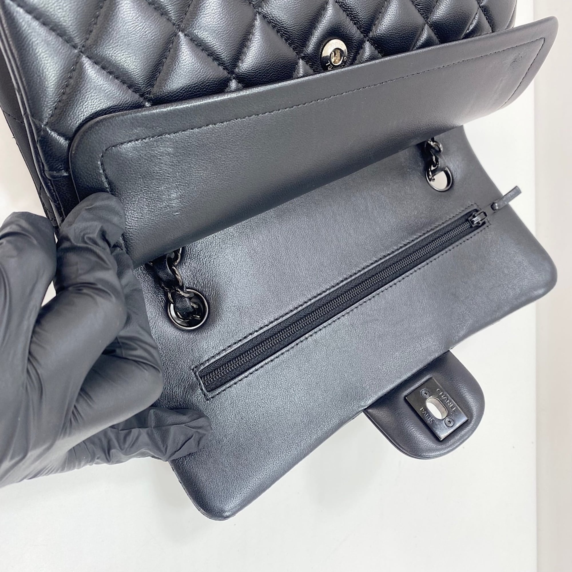 Chanel Black Shoulder Bag (Pre-Owned)