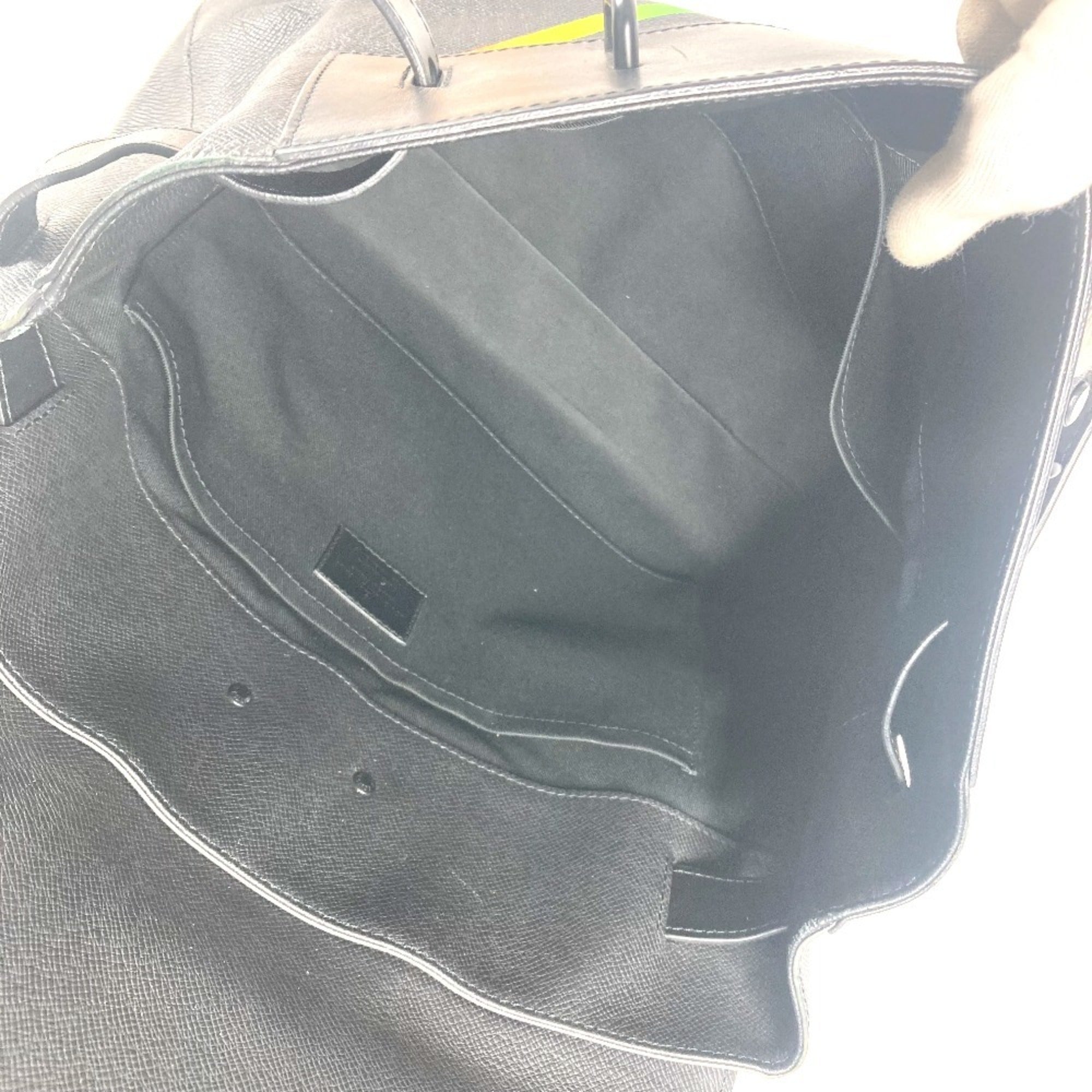 Louis Vuitton Black Taiga Leather Handbag Shoulder Bag (Pre-Owned)