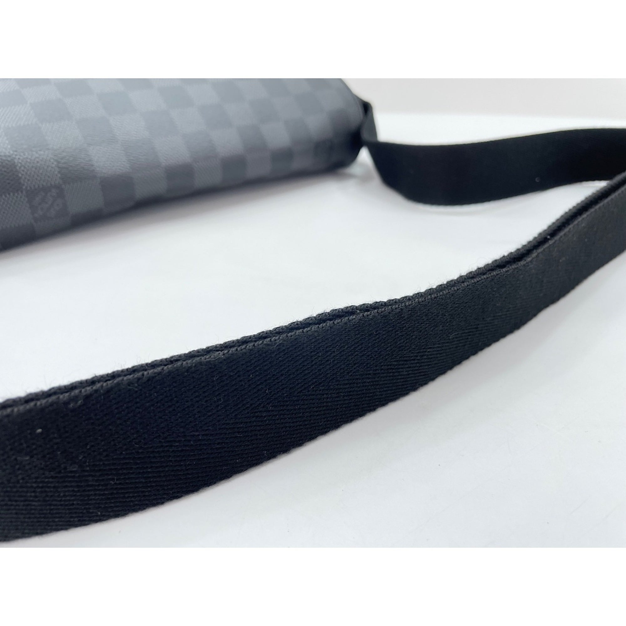 Louis Vuitton Black Shoulder Bag (Pre-Owned)