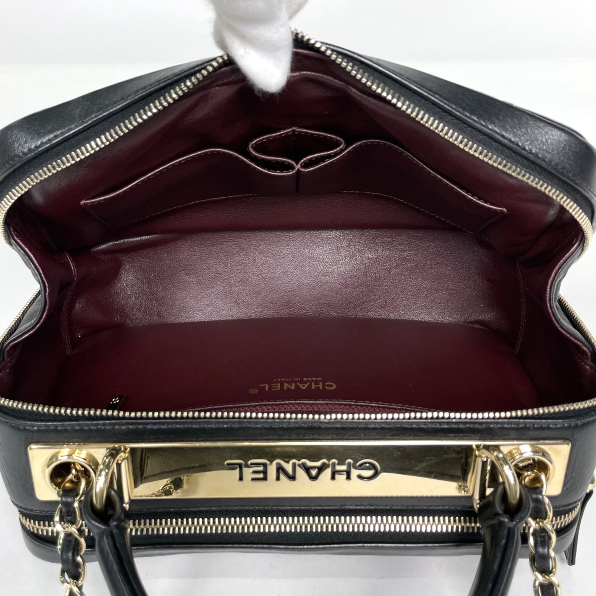 Chanel Black Leather Handbag (Pre-Owned)