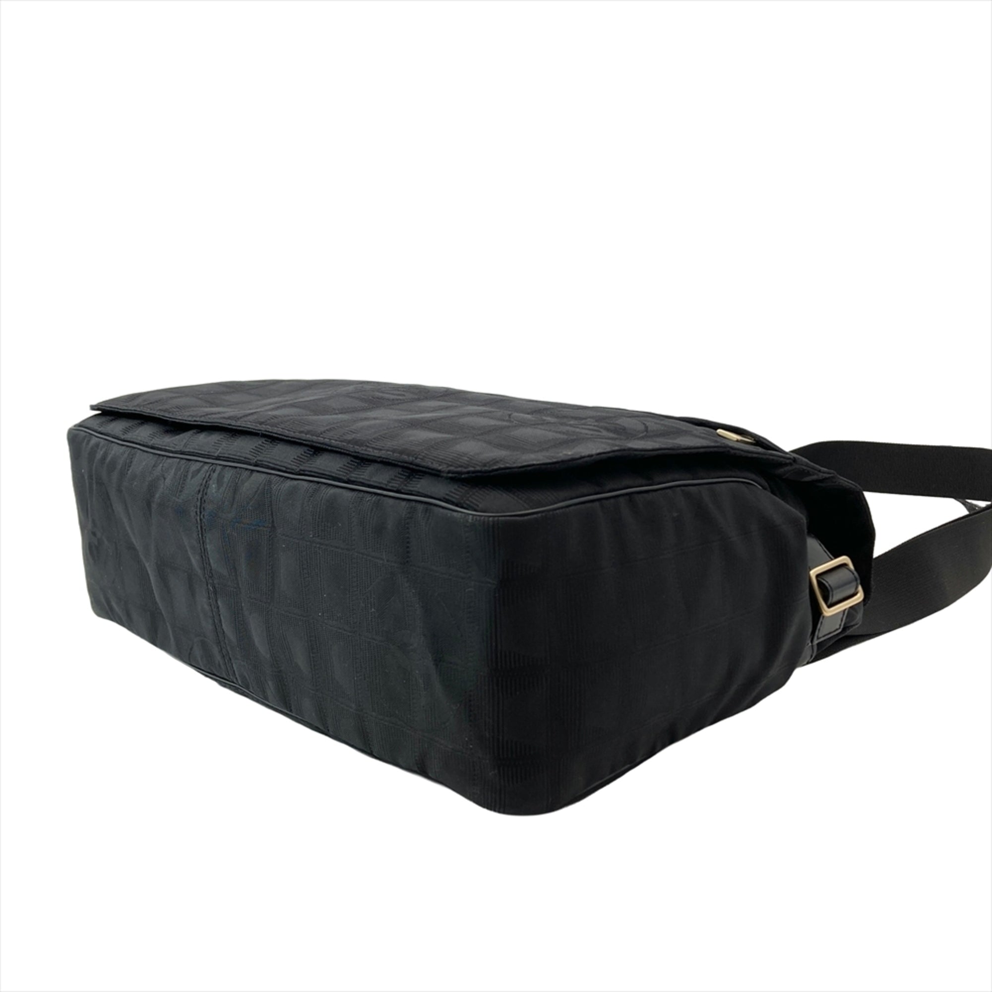 Chanel Black Nylon Shoulder Bag (Pre-Owned)