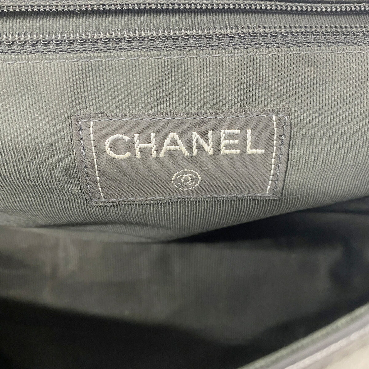 Chanel Black Leather Shoulder Bag (Pre-Owned)