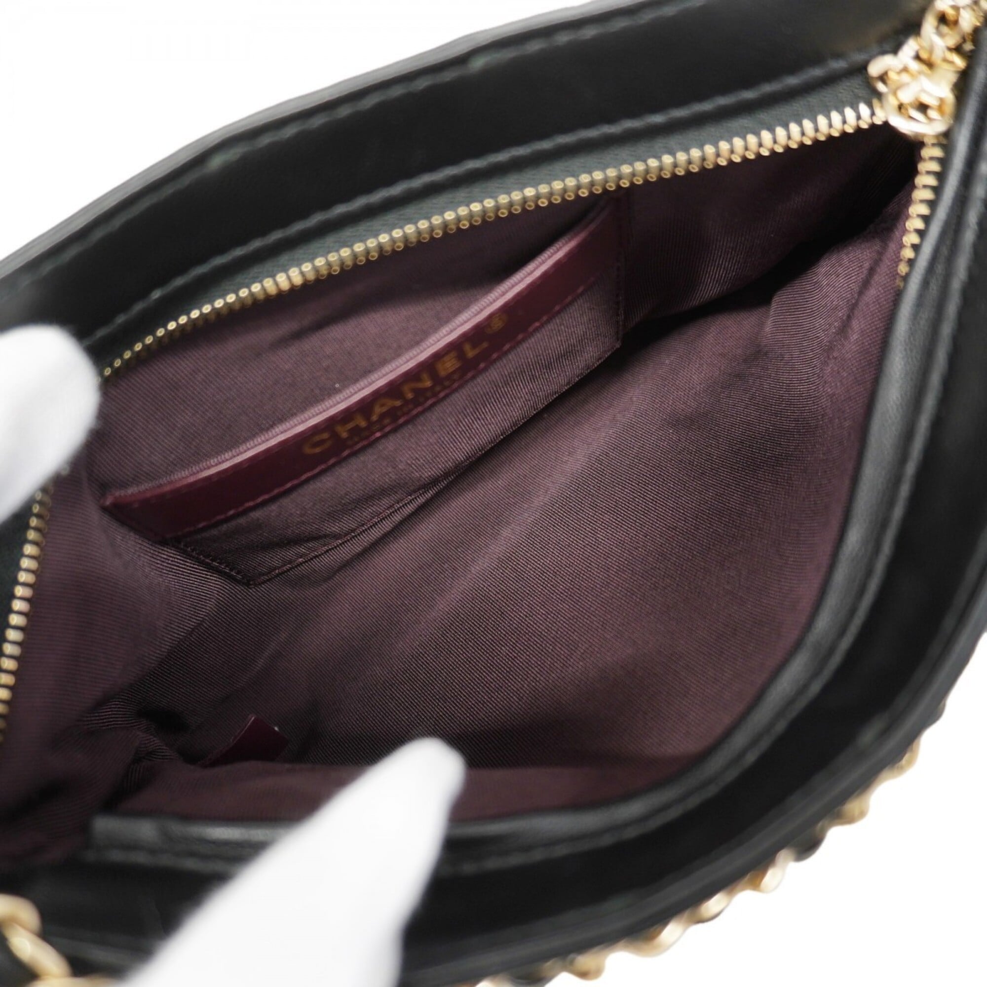 Chanel Black Leather Shoulder Bag (Pre-Owned)