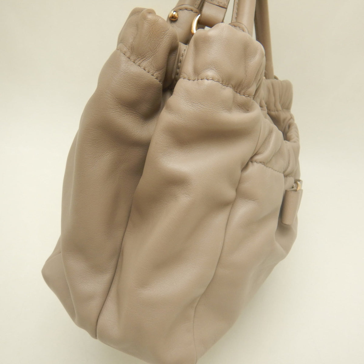 Salvatore Ferragamo Vara Light Beige Leather Handbag (Pre-Owned)