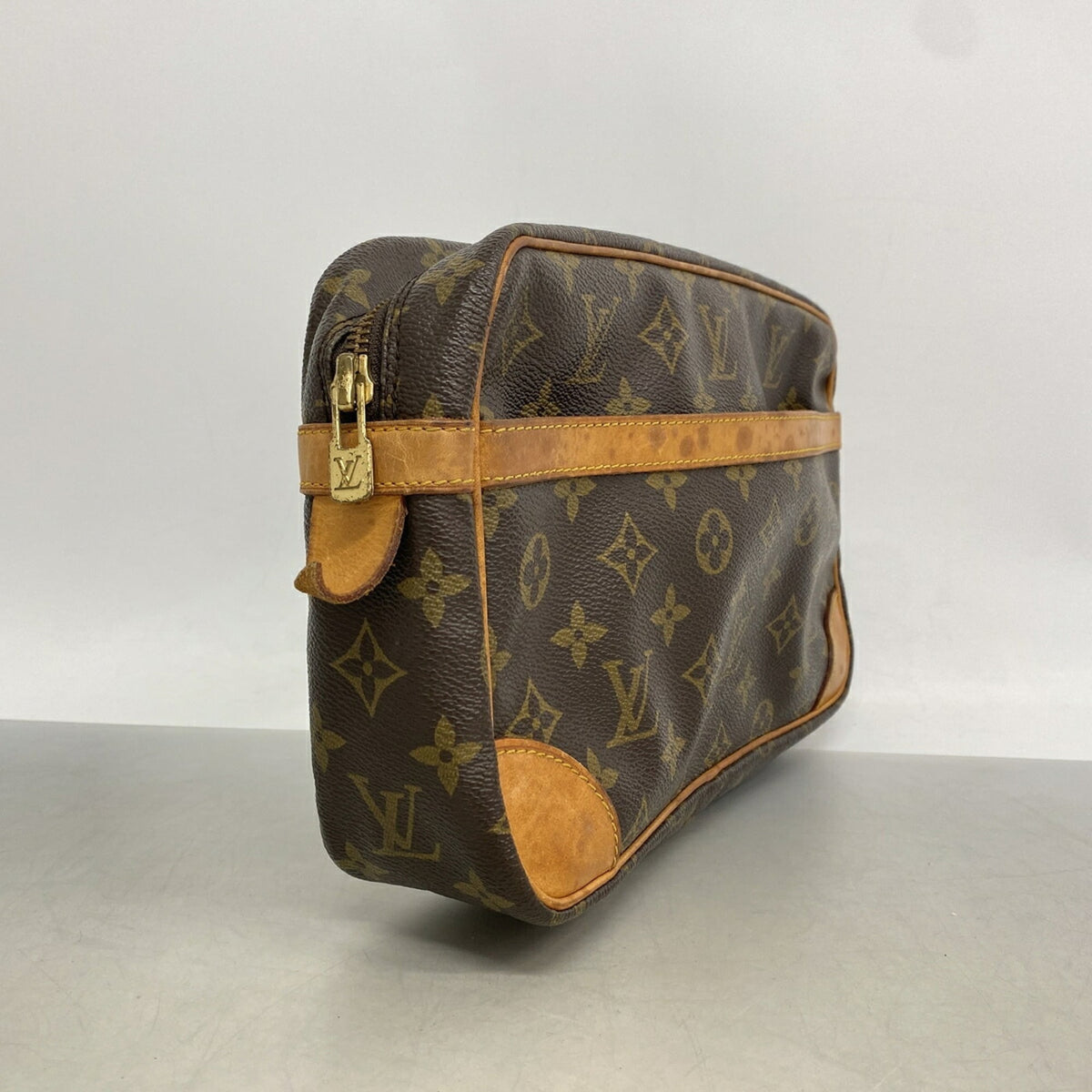 Louis Vuitton Brown Clutch Bag (Pre-Owned)