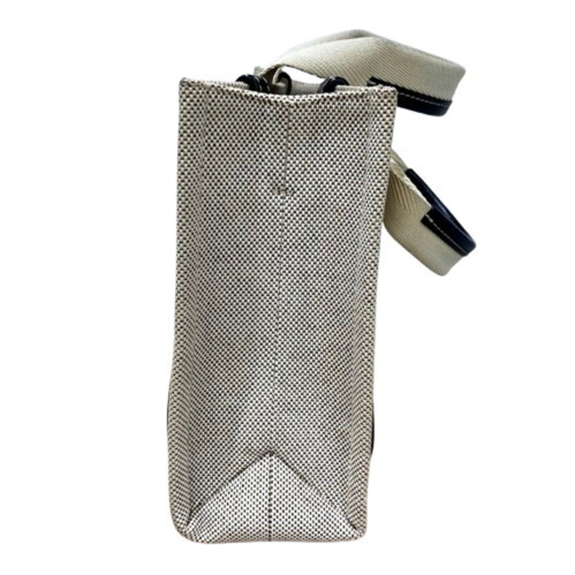 Chloé Beige Canvas Handbag (Pre-Owned)