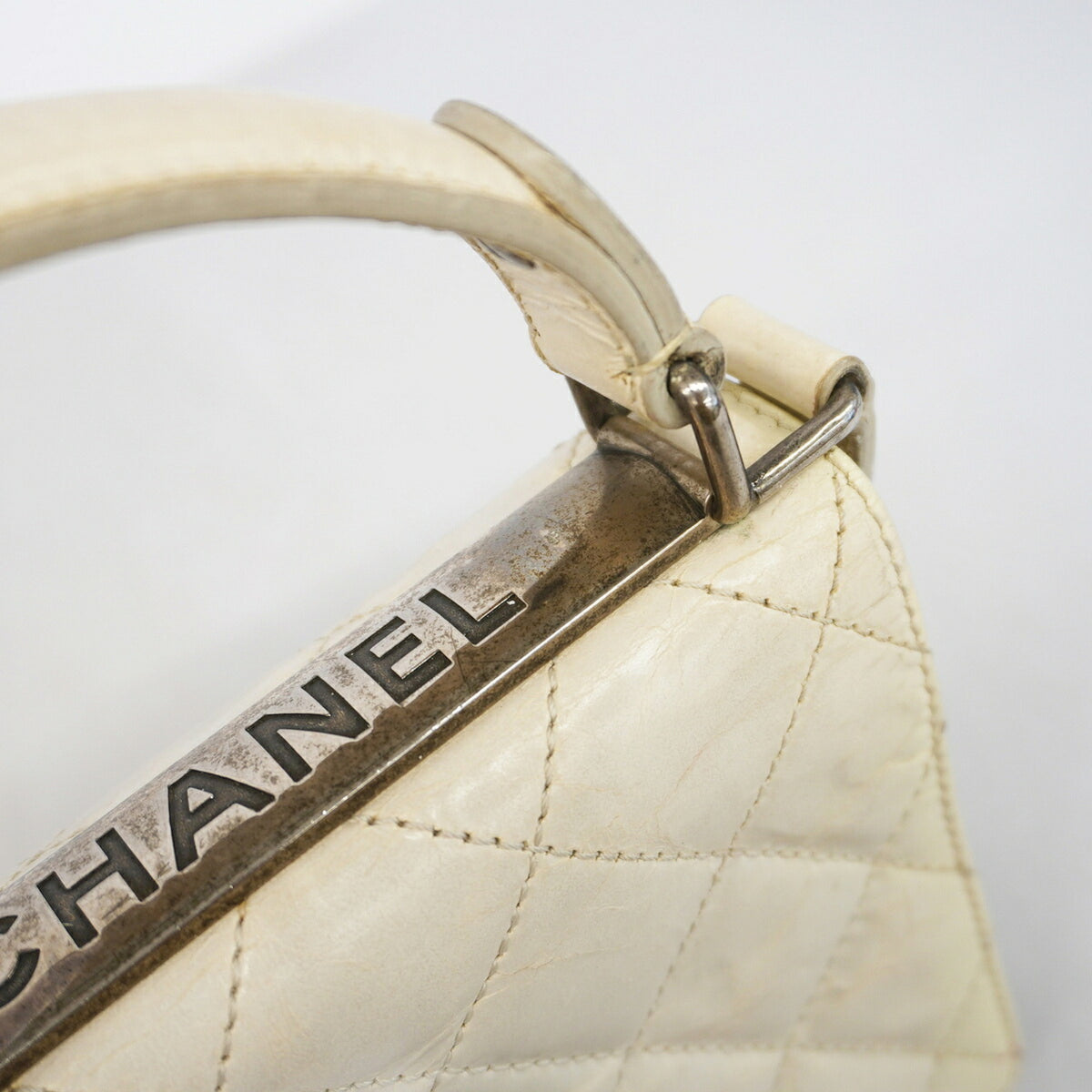 Chanel White Leather Handbag (Pre-Owned)