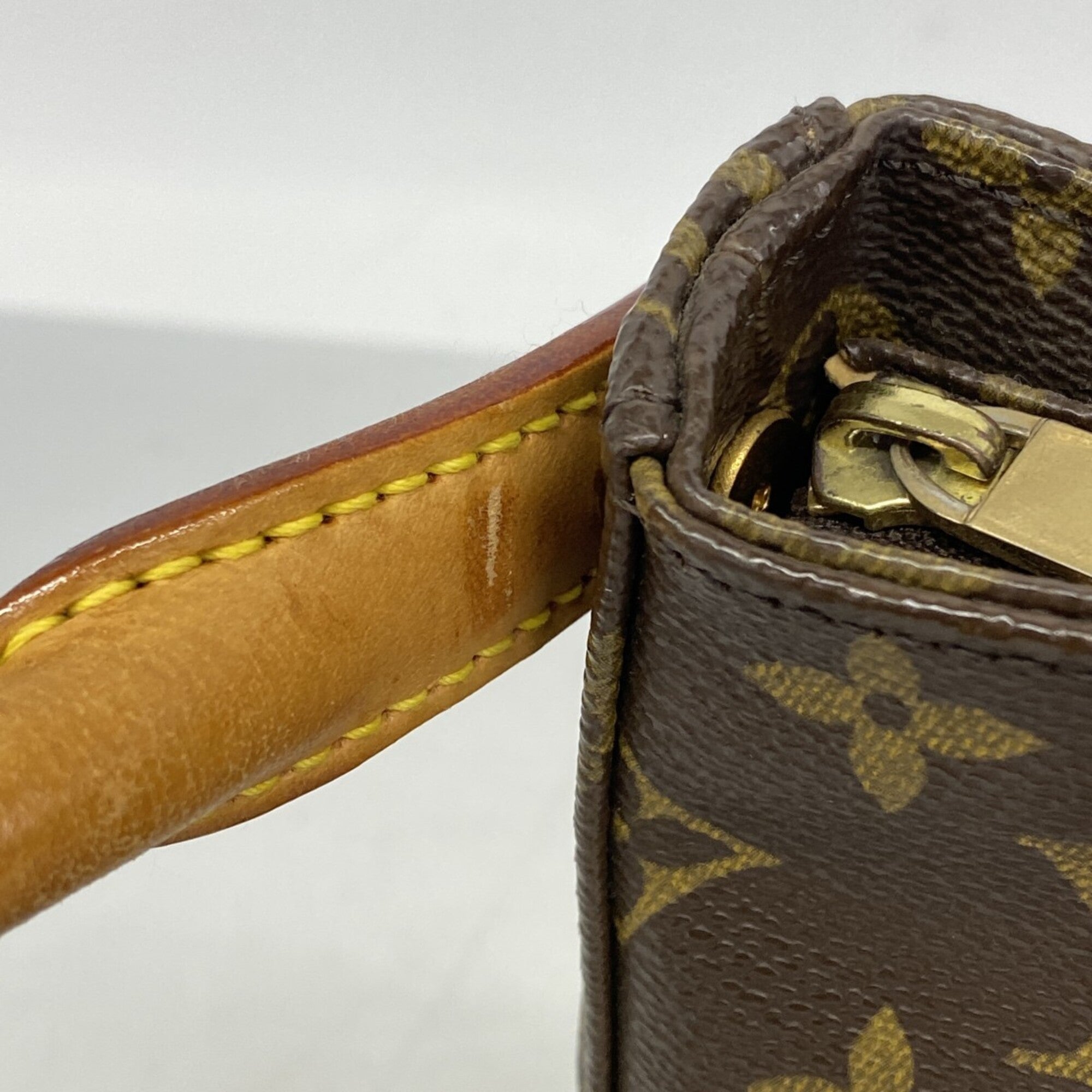 Louis Vuitton Brown Shoulder Bag (Pre-Owned)