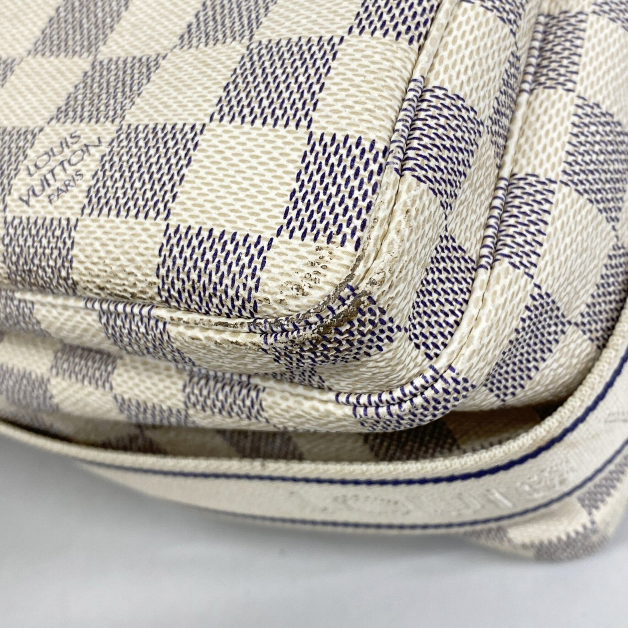 Louis Vuitton White Shoulder Bag (Pre-Owned)