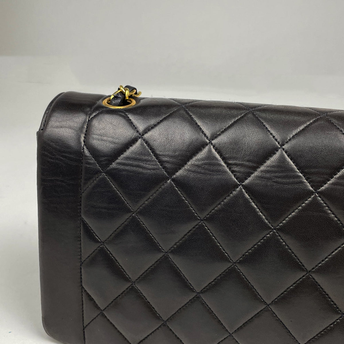Chanel Black Leather Shoulder Bag (Pre-Owned)