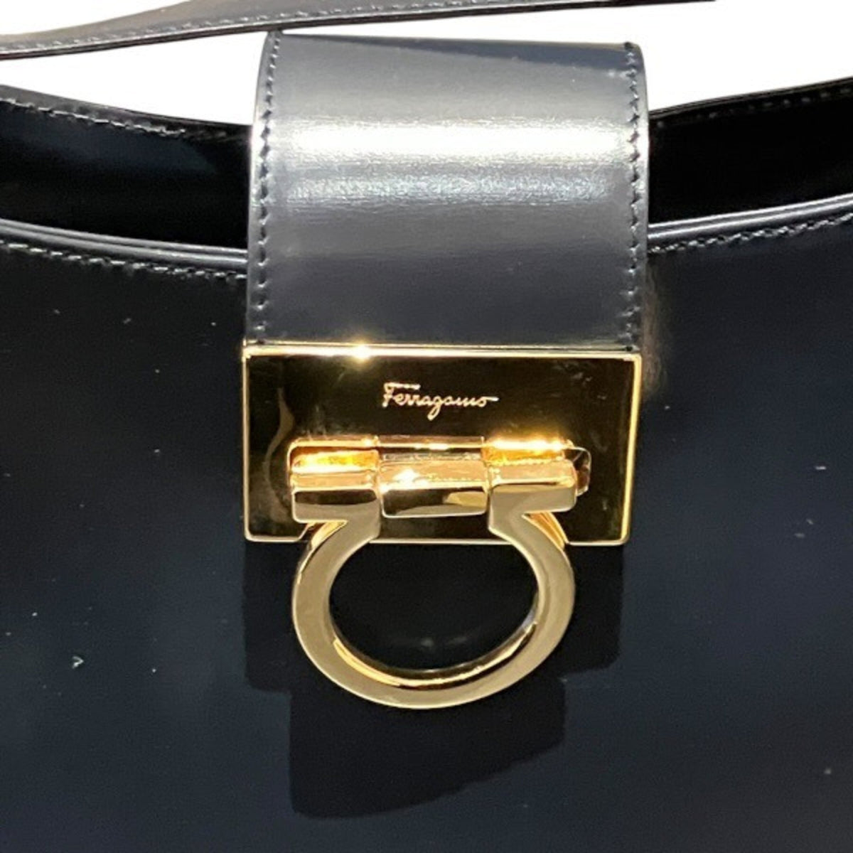 Salvatore Ferragamo Black Leather Shoulder Bag (Pre-Owned)