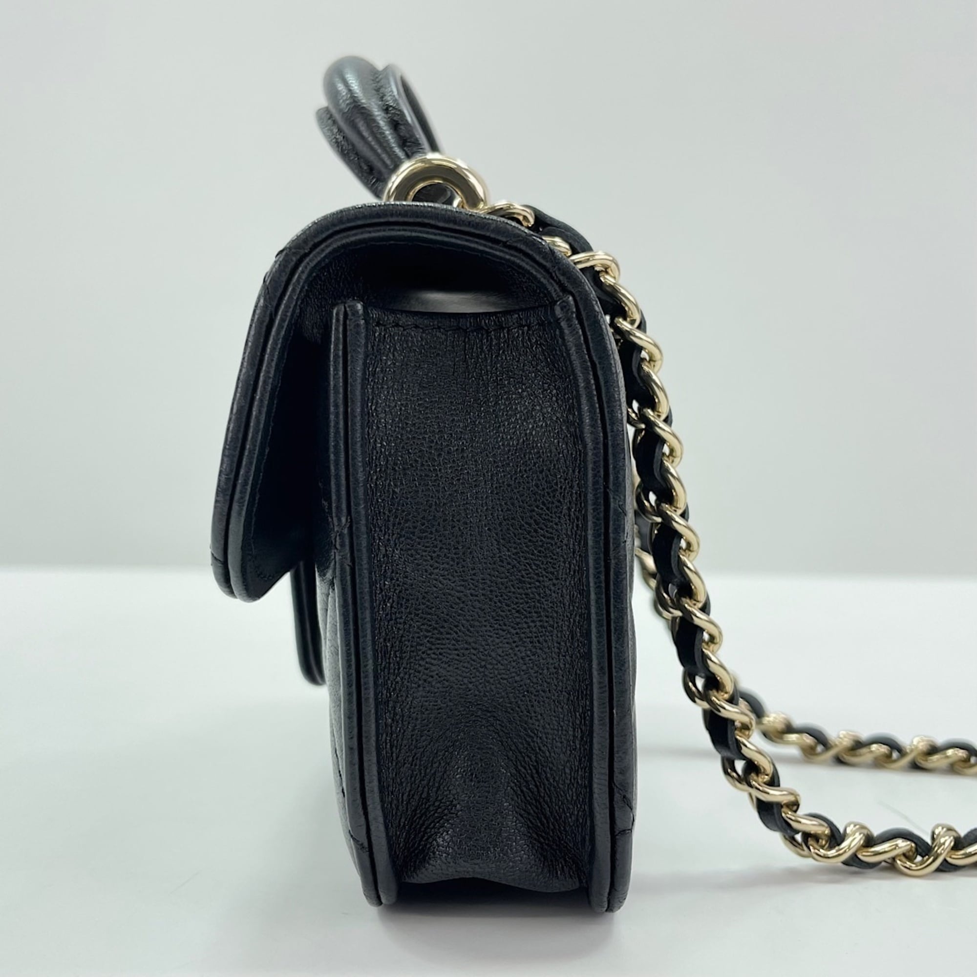 Chanel Black Leather Shoulder Bag (Pre-Owned)