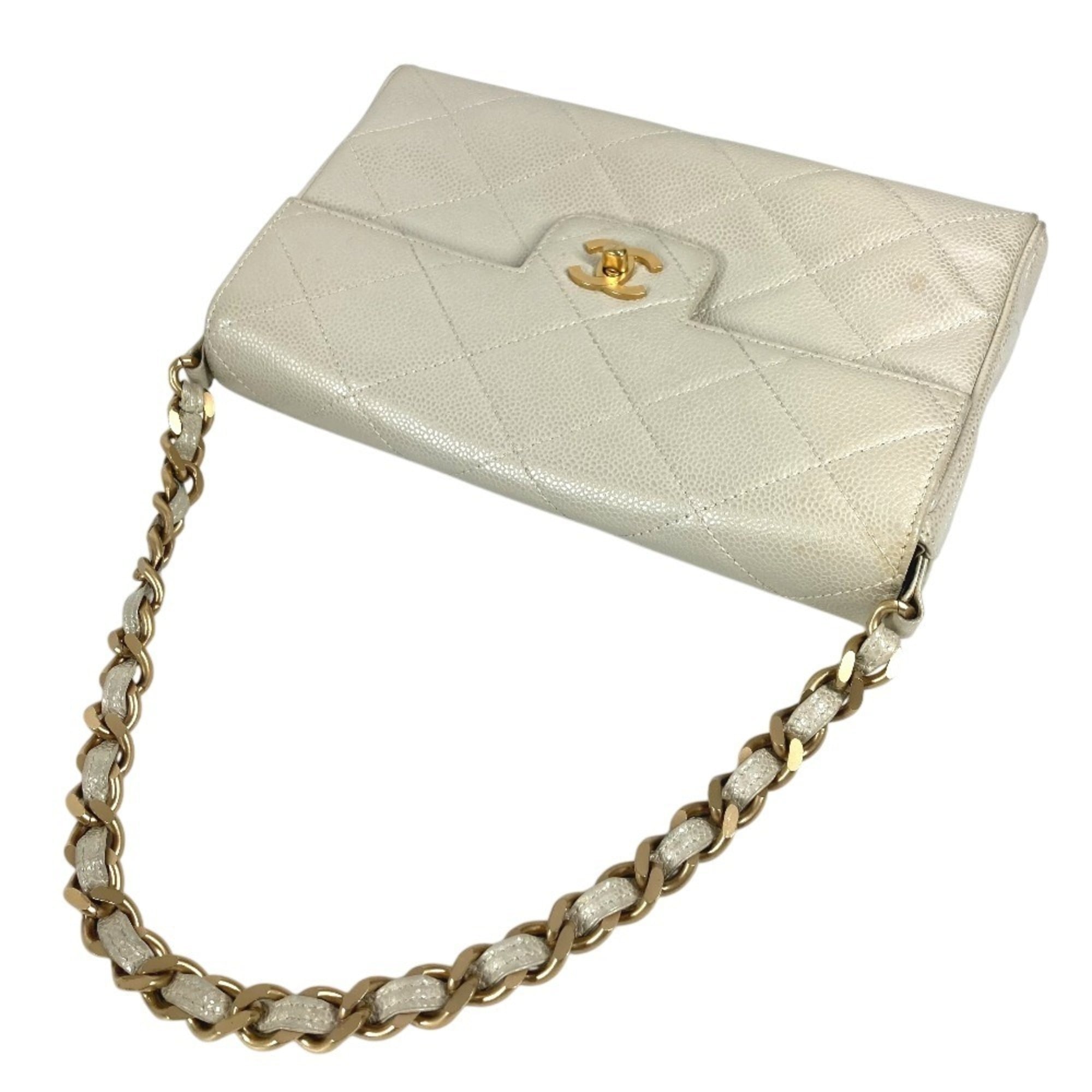 Chanel Matelasse White Grained Calfskin Shoulder Bag (Pre-Owned)