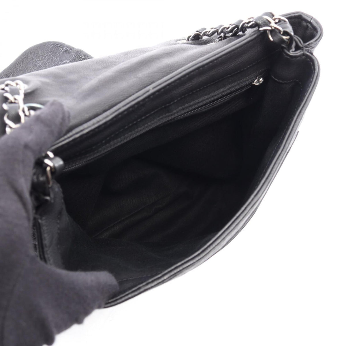 Chanel Black Leather Shoulder Bag (Pre-Owned)