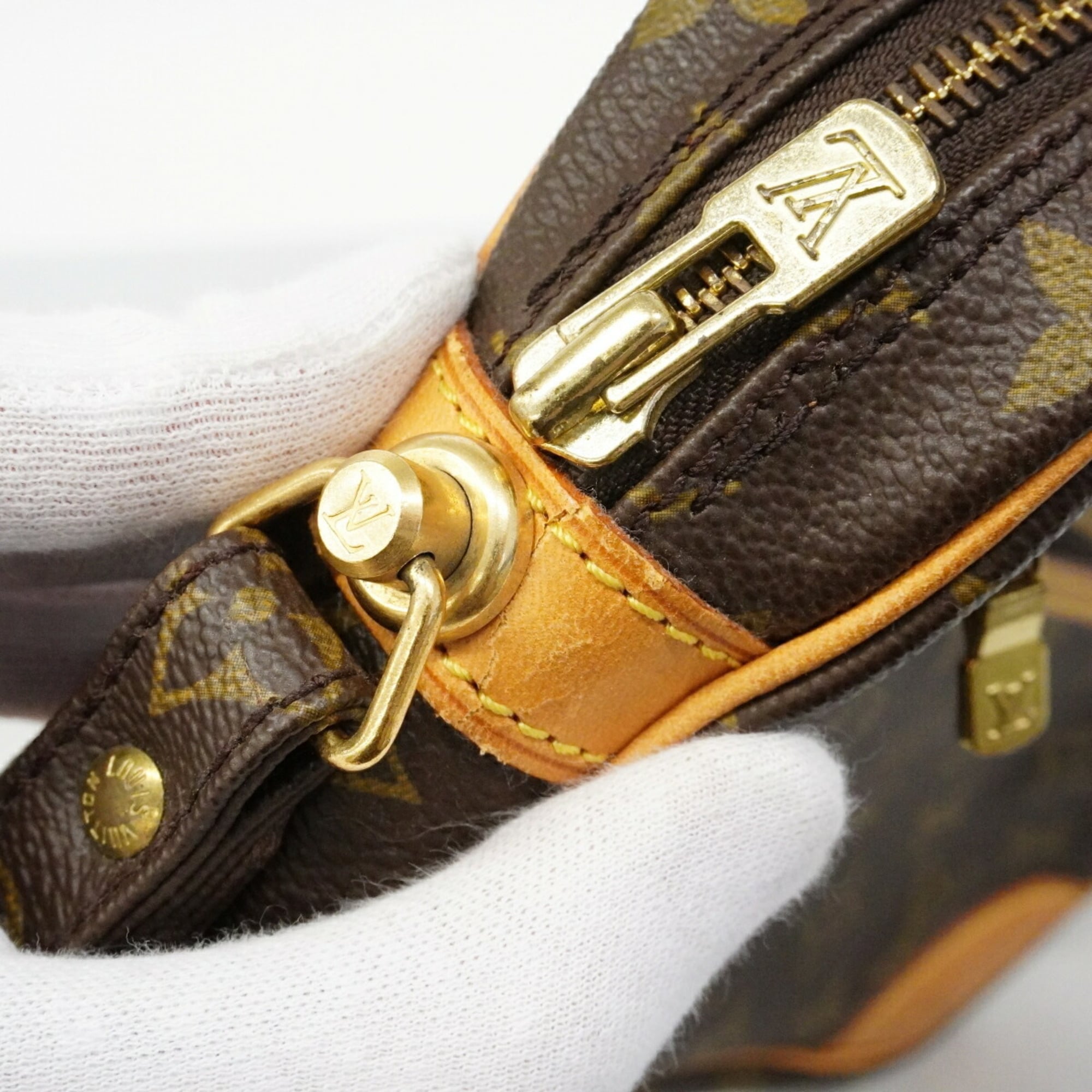 Louis Vuitton Brown Clutch Bag (Pre-Owned)
