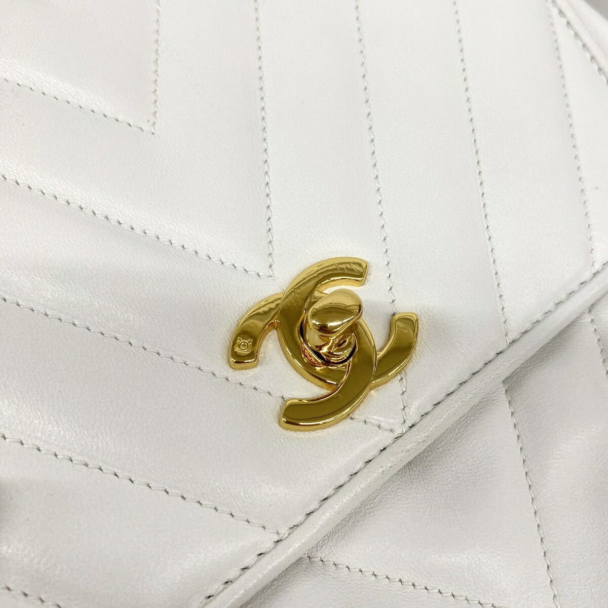 Chanel White Leather Shoulder Bag (Pre-Owned)