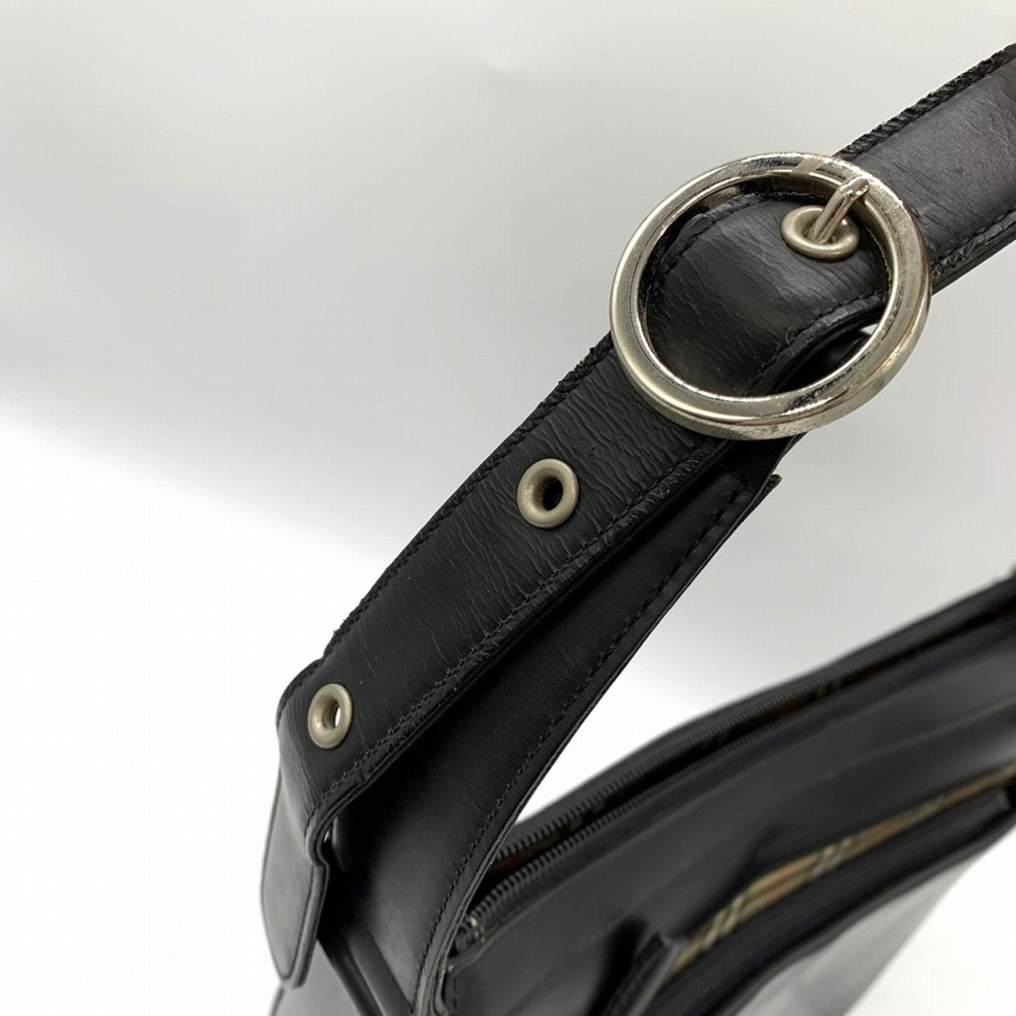 Burberry Black Leather Shoulder Bag (Pre-Owned)