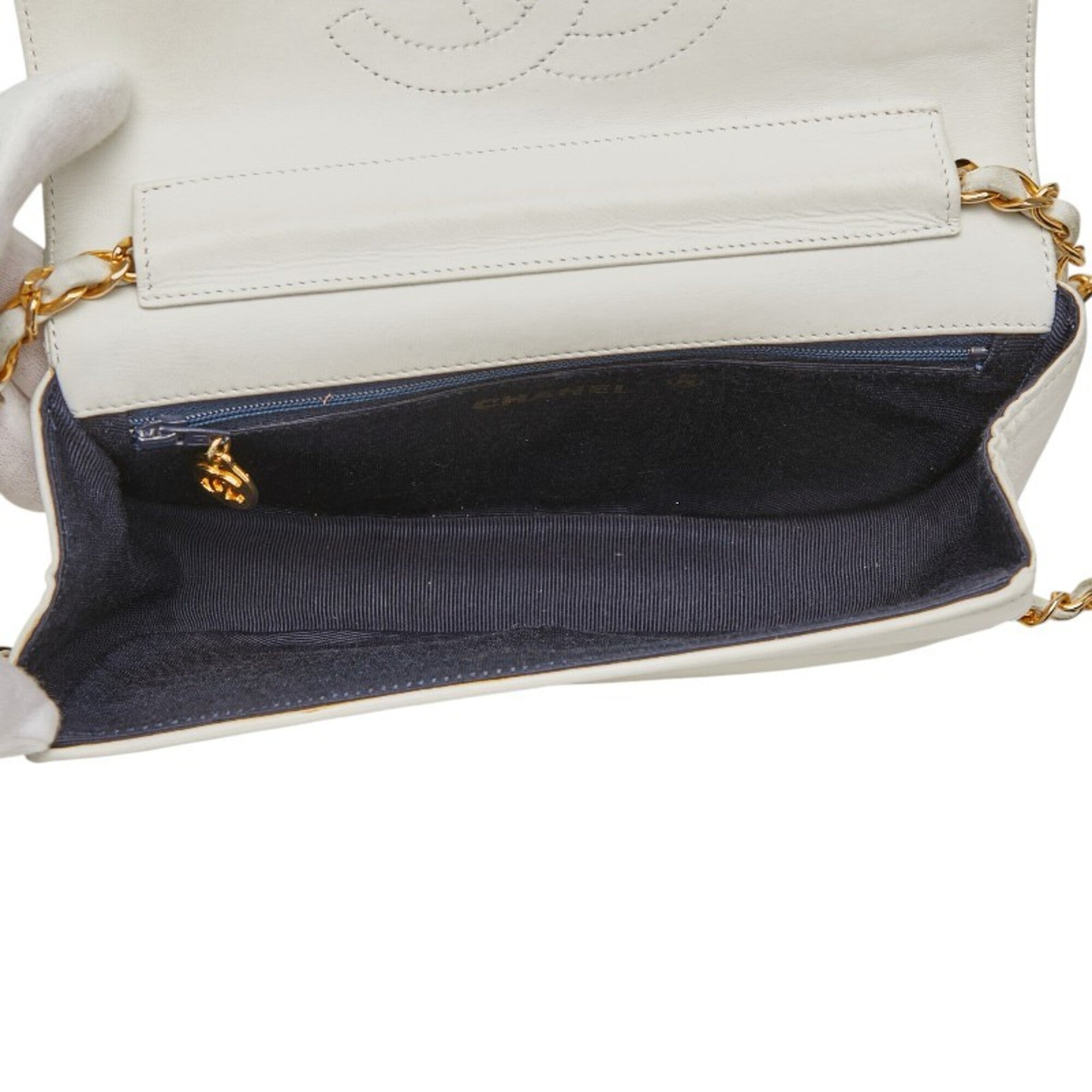 Chanel White Leather Shoulder Bag (Pre-Owned)