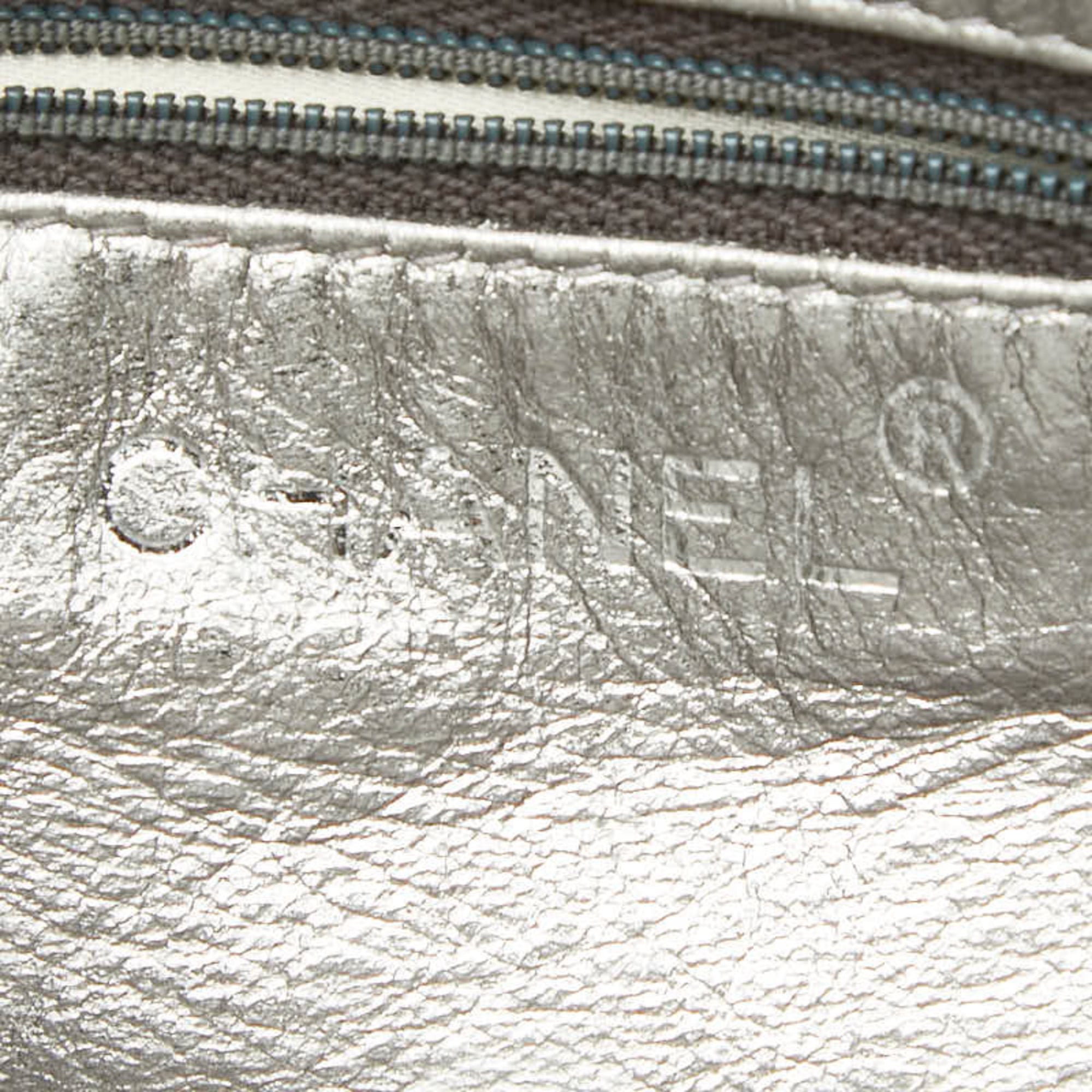 Chanel Matelasse Silver Leather Shoulder Bag (Pre-Owned)