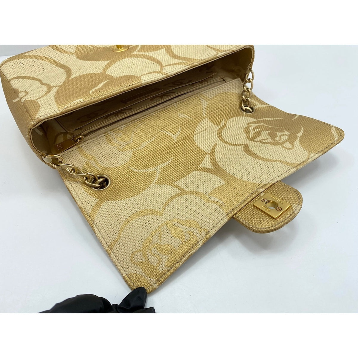 Chanel Beige Raffia Shoulder Bag (Pre-Owned)