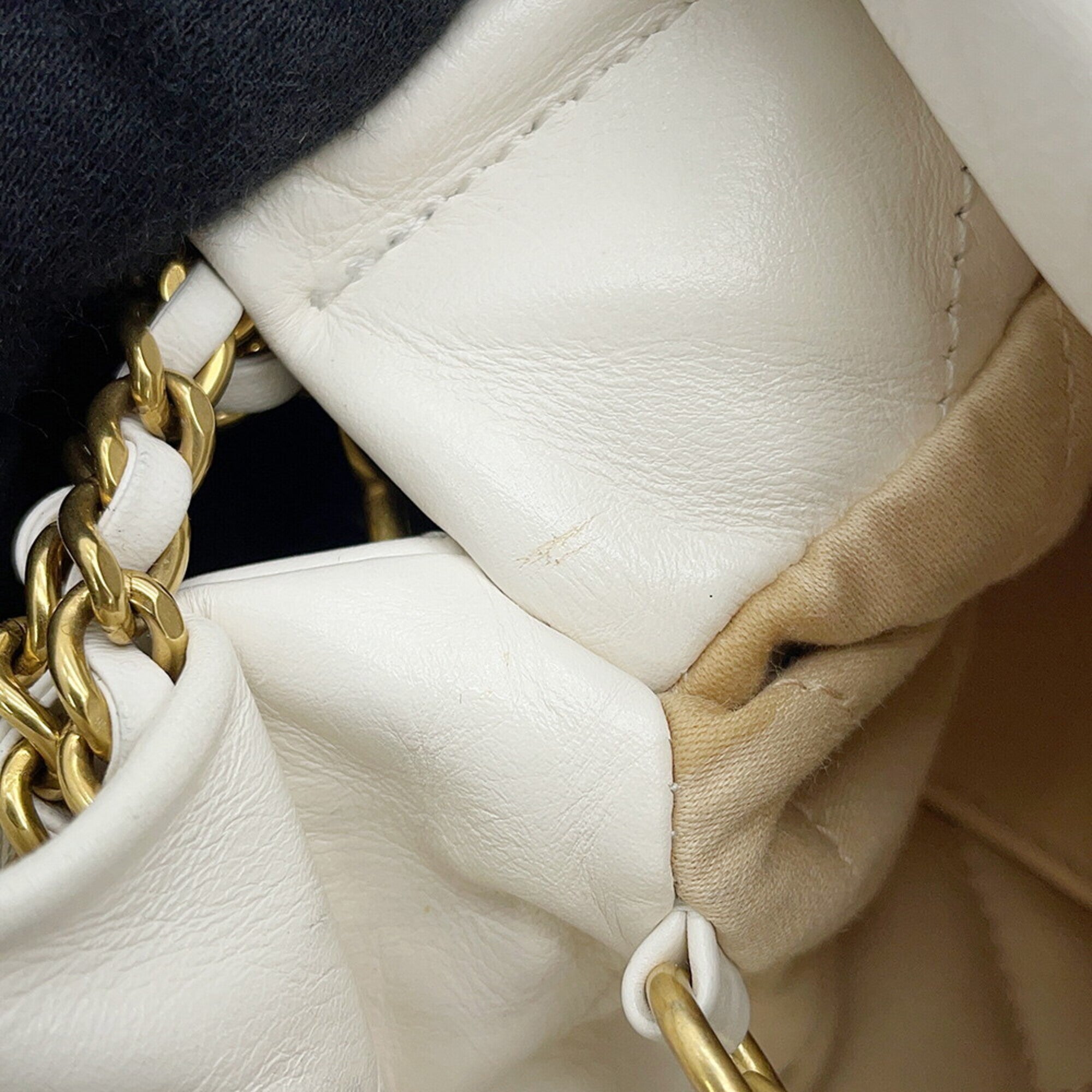 Chanel White Leather Handbag Shoulder Bag (Pre-Owned)