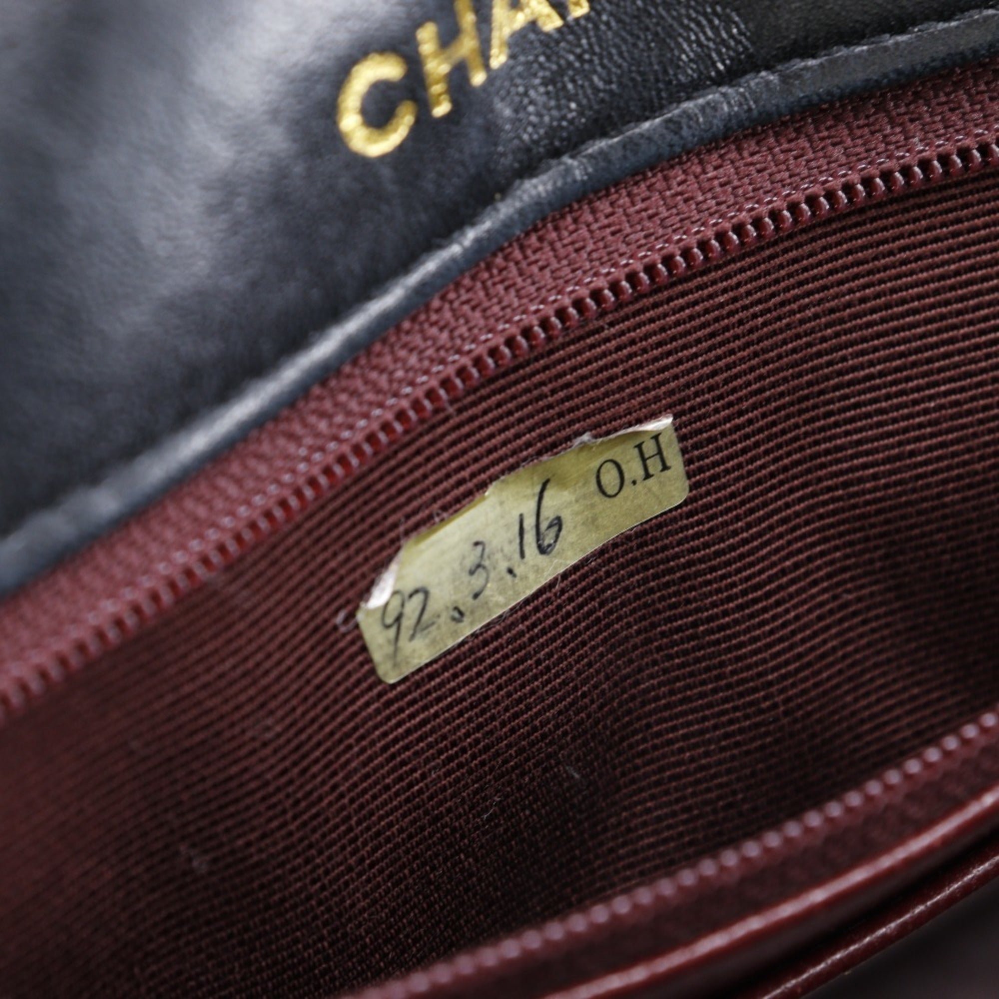 Chanel Black Leather Shoulder Bag (Pre-Owned)