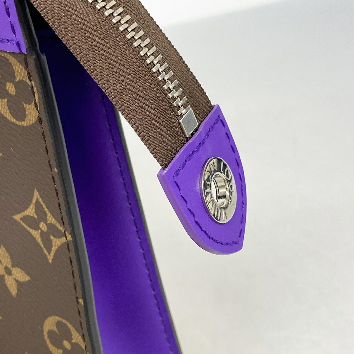 Louis Vuitton Brown Clutch Bag (Pre-Owned)
