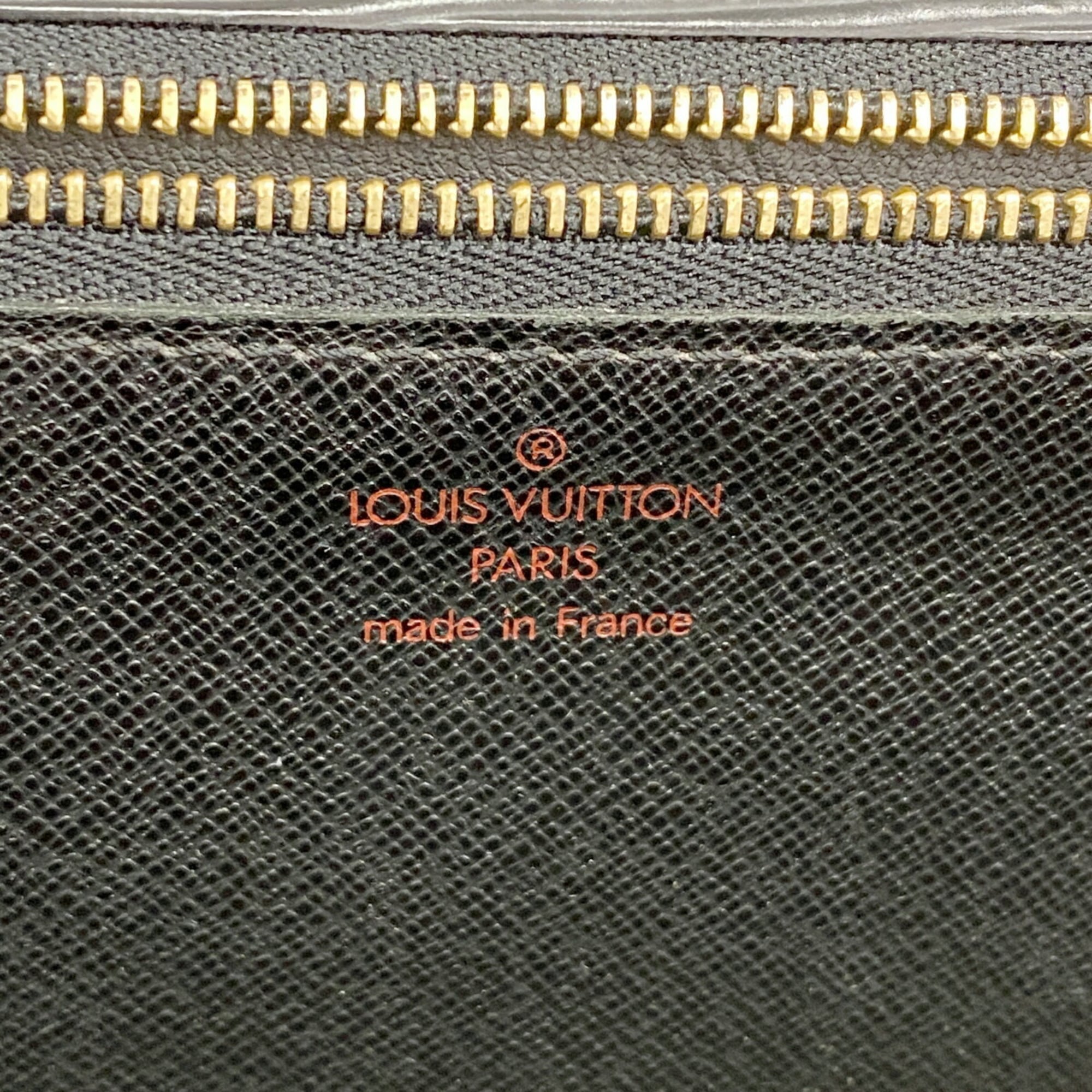 Louis Vuitton Noir Clutch Bag (Pre-Owned)