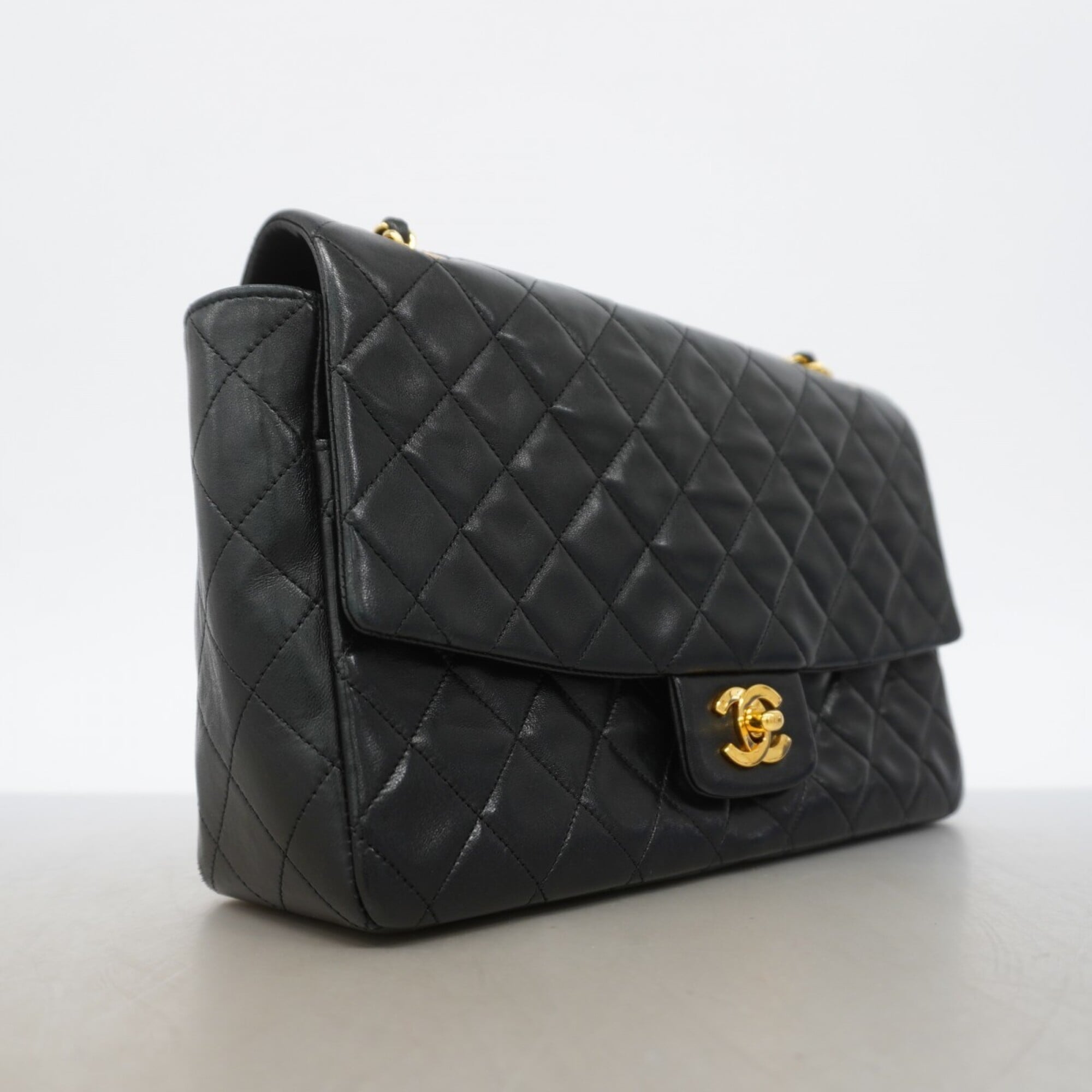 Chanel Black Leather Shoulder Bag (Pre-Owned)
