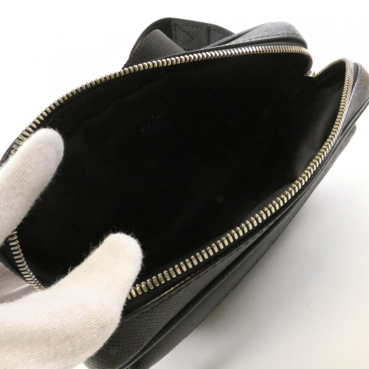 Louis Vuitton Taiga Black Taiga Leather Shoulder Bag (Pre-Owned)
