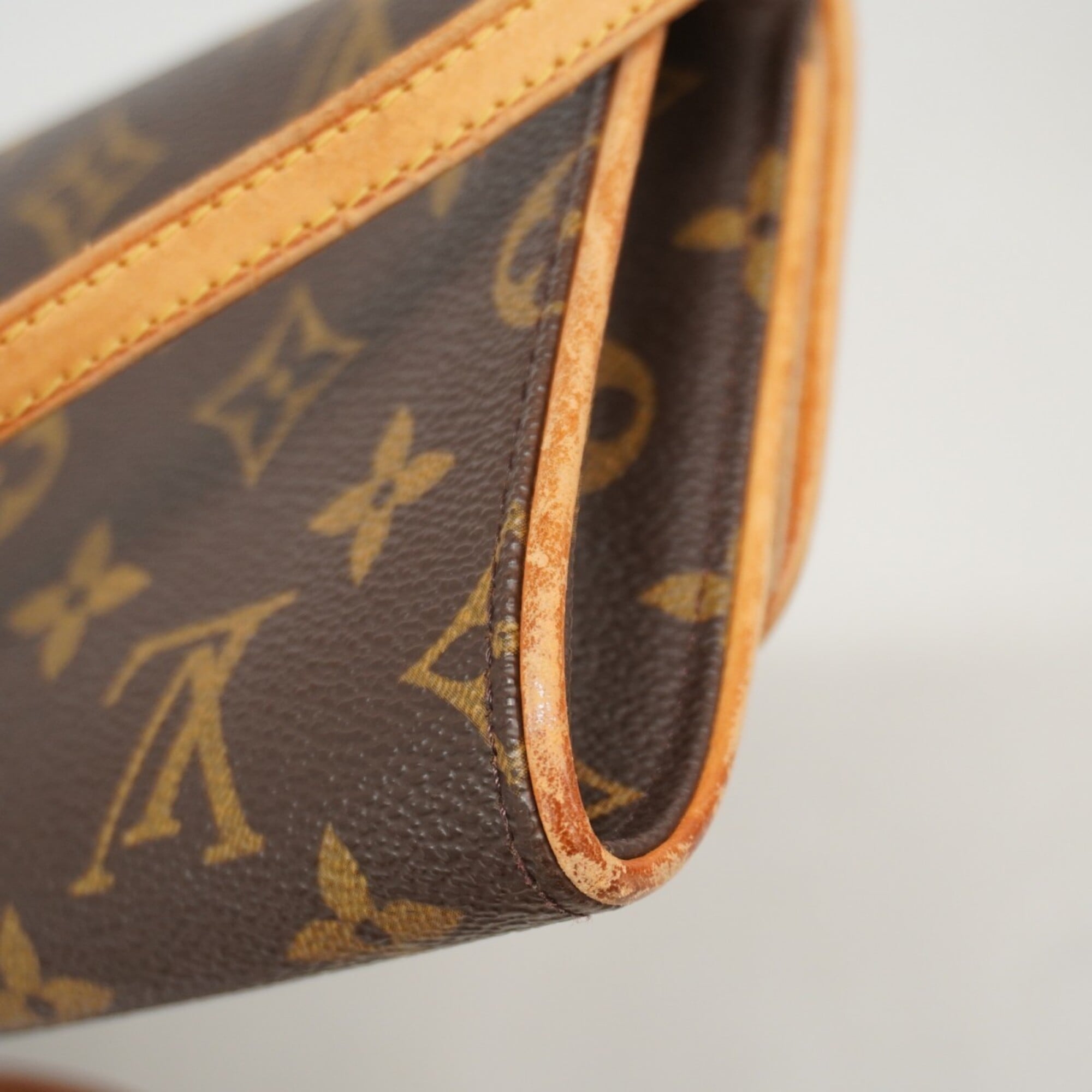 Louis Vuitton Brown Shoulder Bag (Pre-Owned)