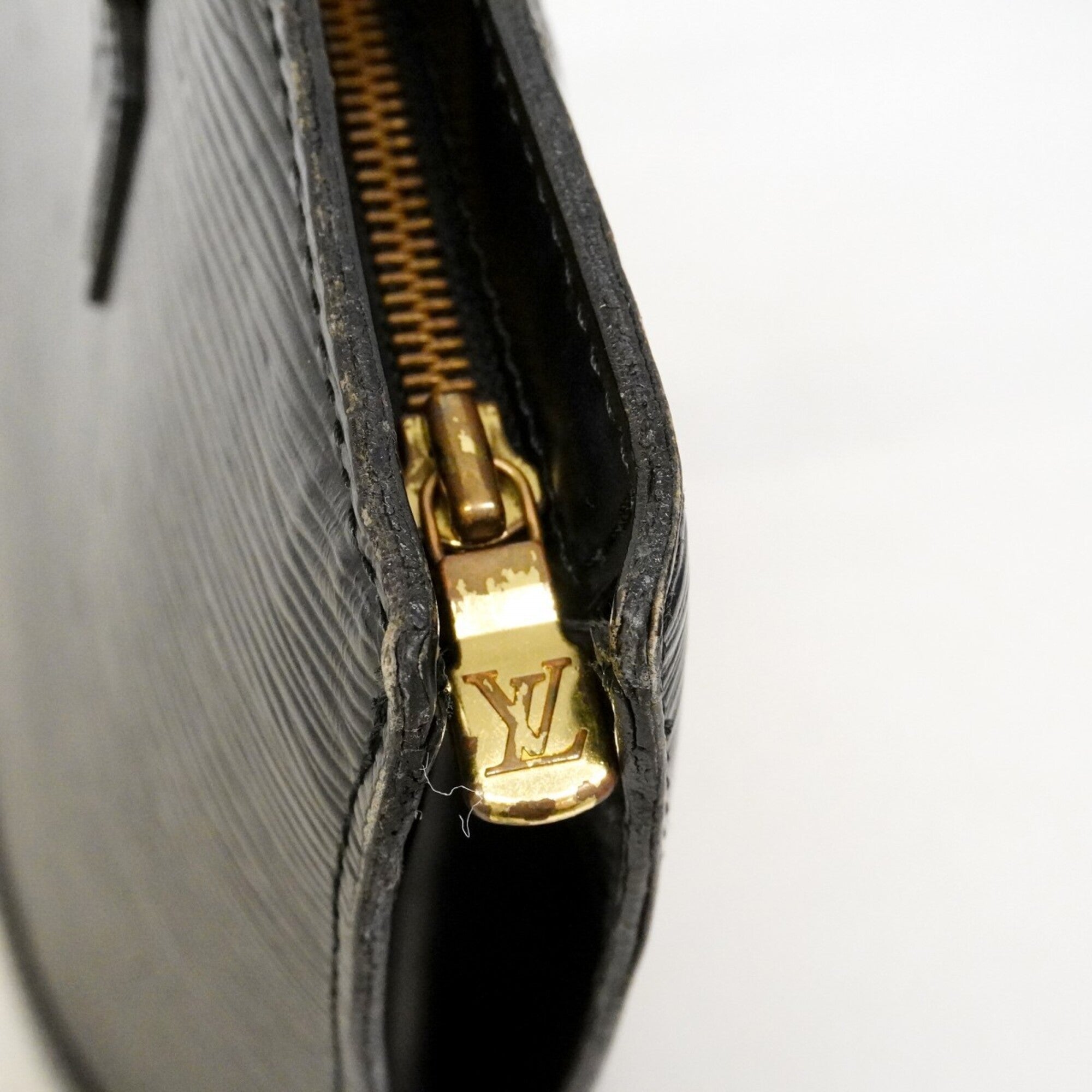 Louis Vuitton Noir Handbag (Pre-Owned)
