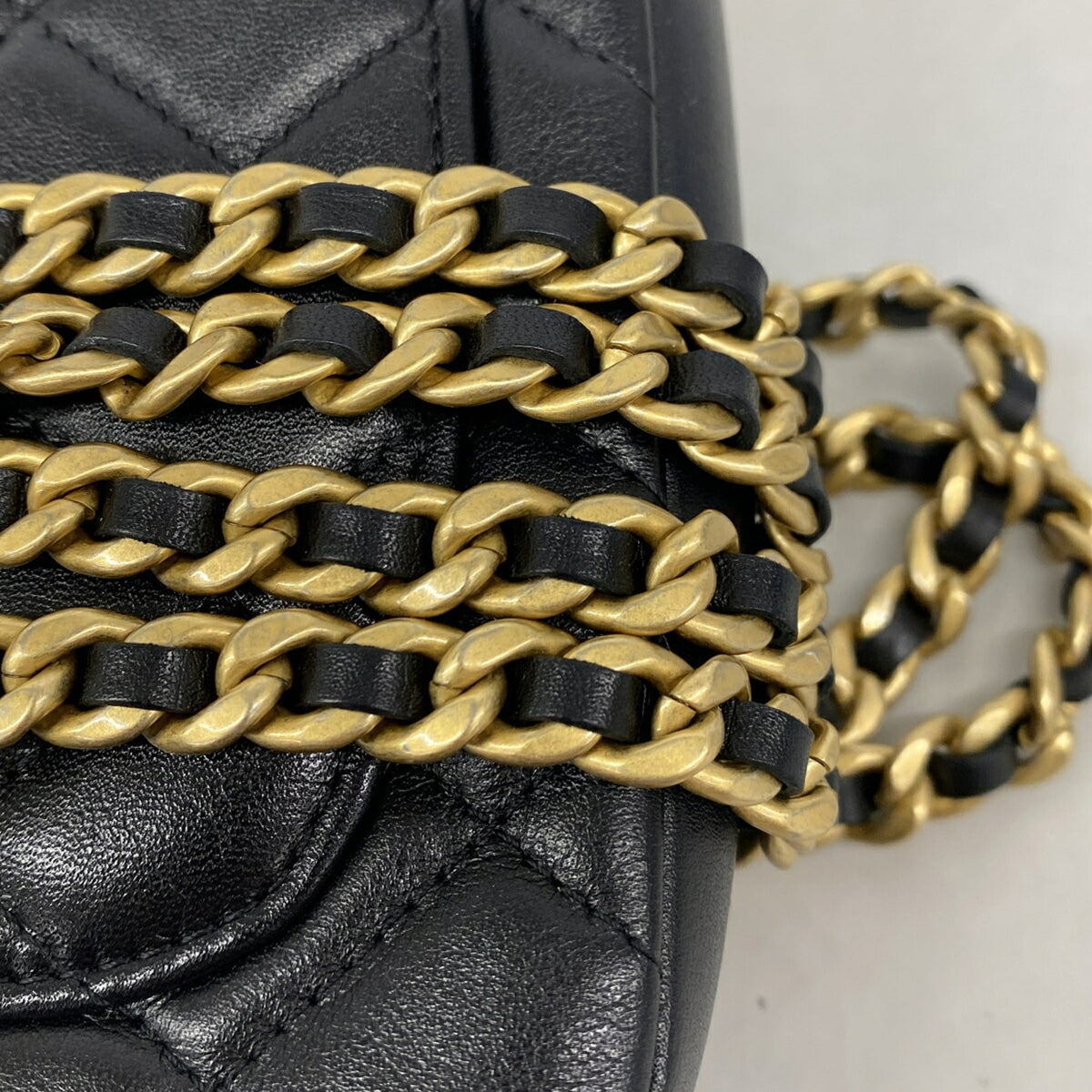 Chanel Black Leather Shoulder Bag (Pre-Owned)