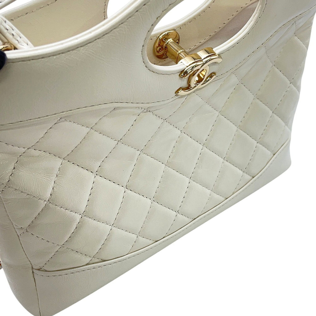 Chanel Matelasse White Leather Handbag Shopping Bag Shoulder Bag (Pre-Owned)