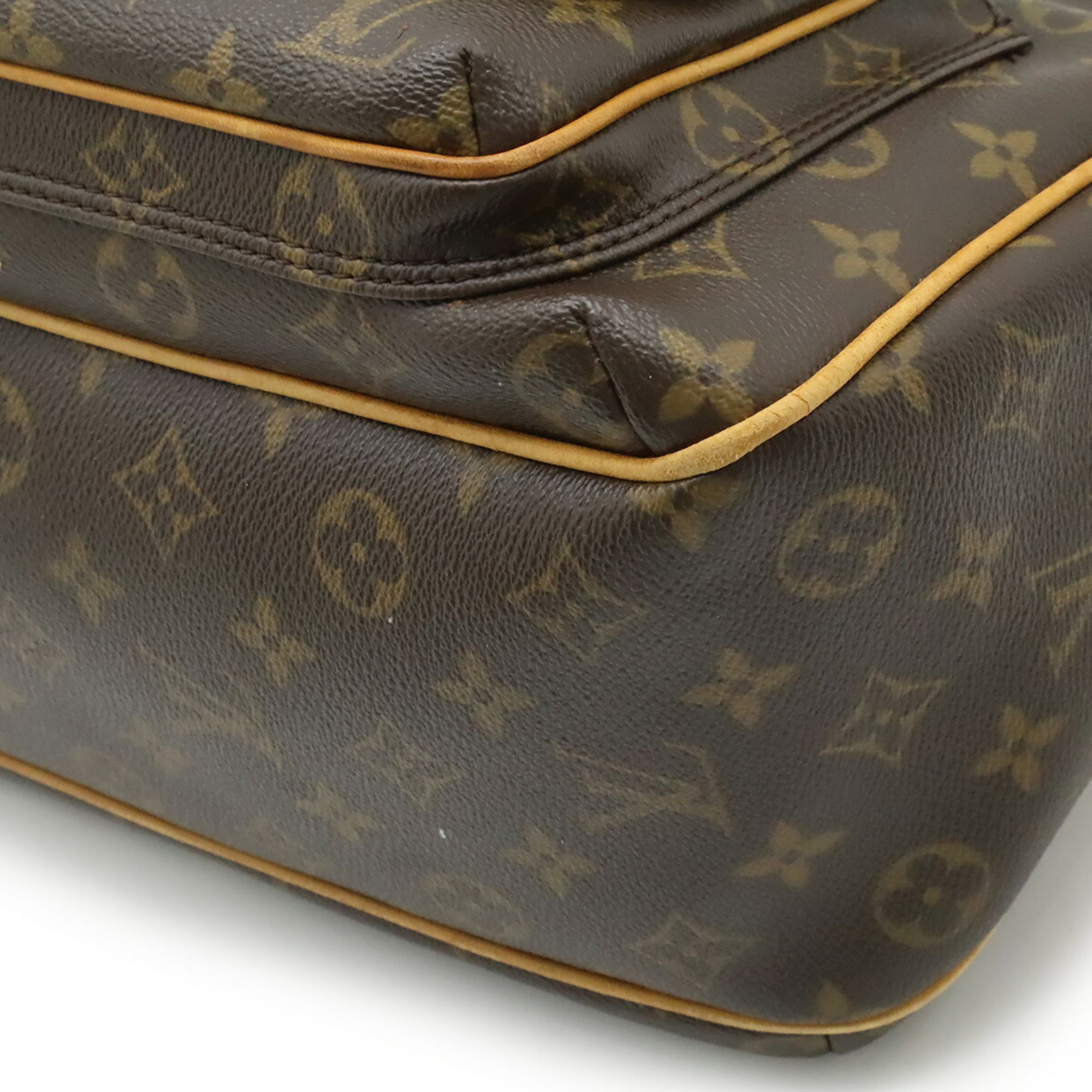 Louis Vuitton Brown Canvas Shoulder Bag (Pre-Owned)