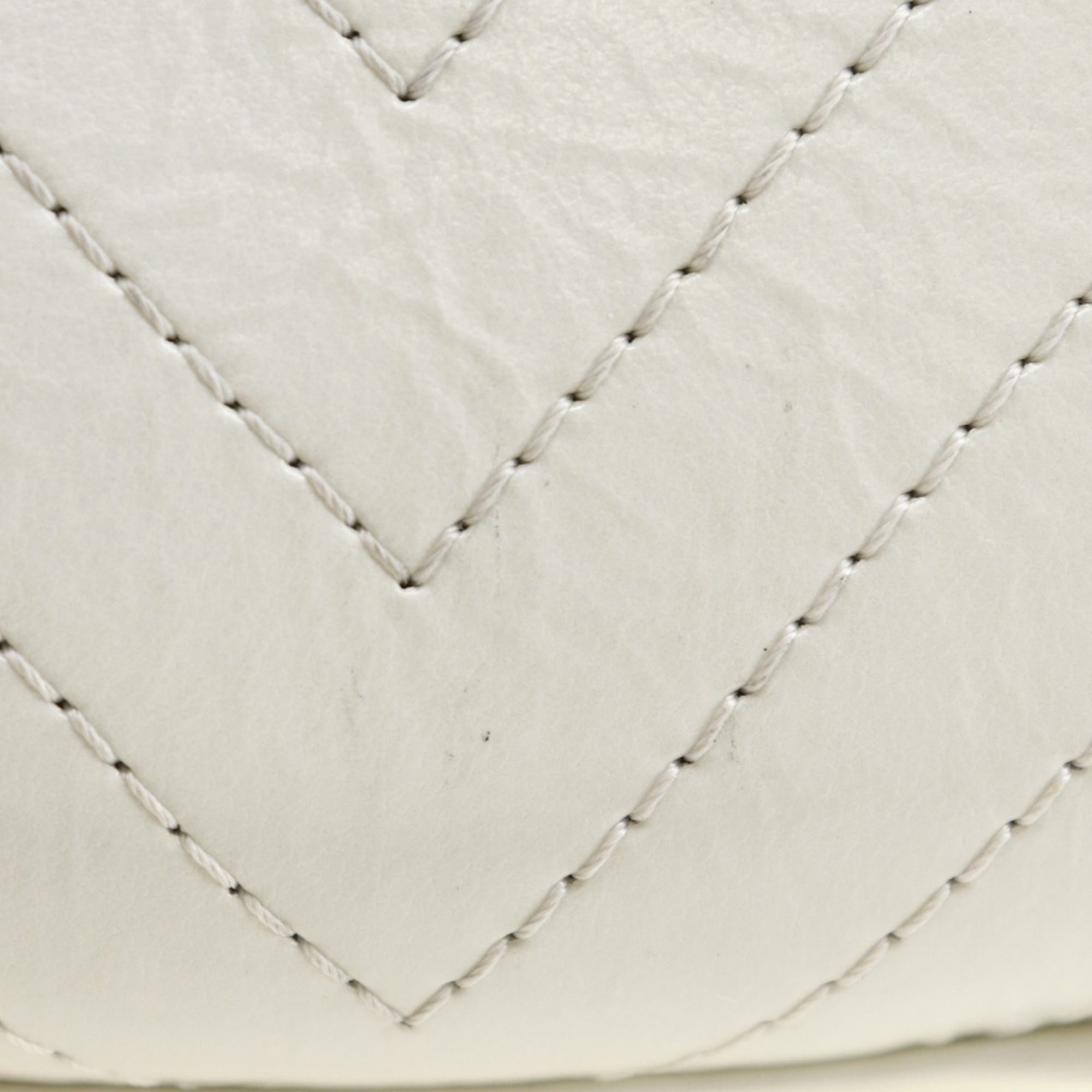 Chanel White Leather Shoulder Bag (Pre-Owned)