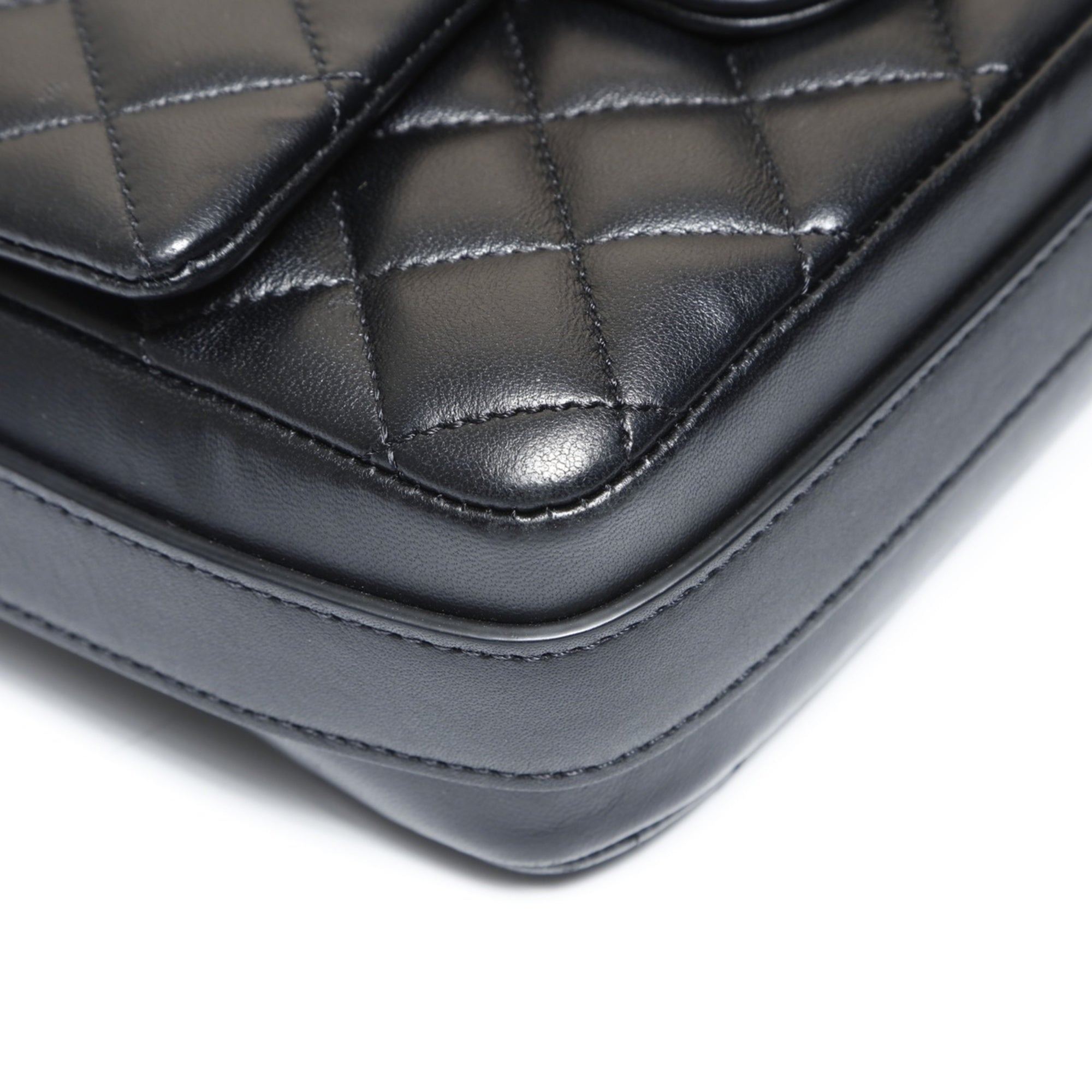 Chanel Matelasse Black Leather Shoulder Bag (Pre-Owned)
