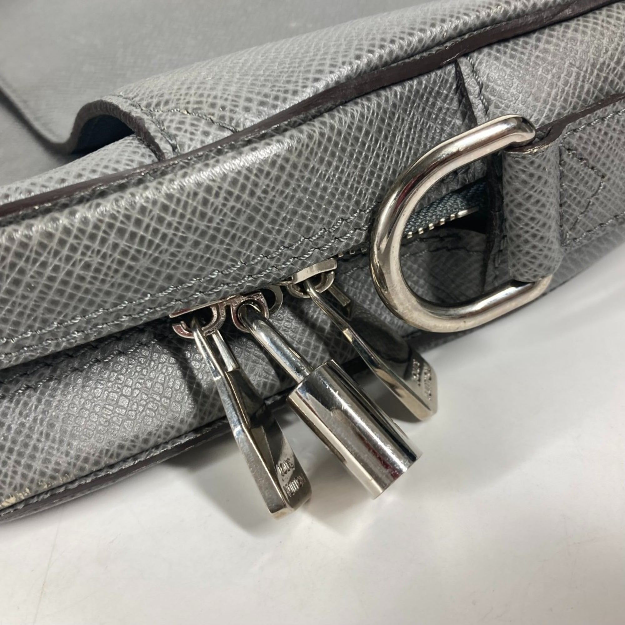 Louis Vuitton Glacier Gray Taiga Leather Leather Briefcase (Pre-Owned)