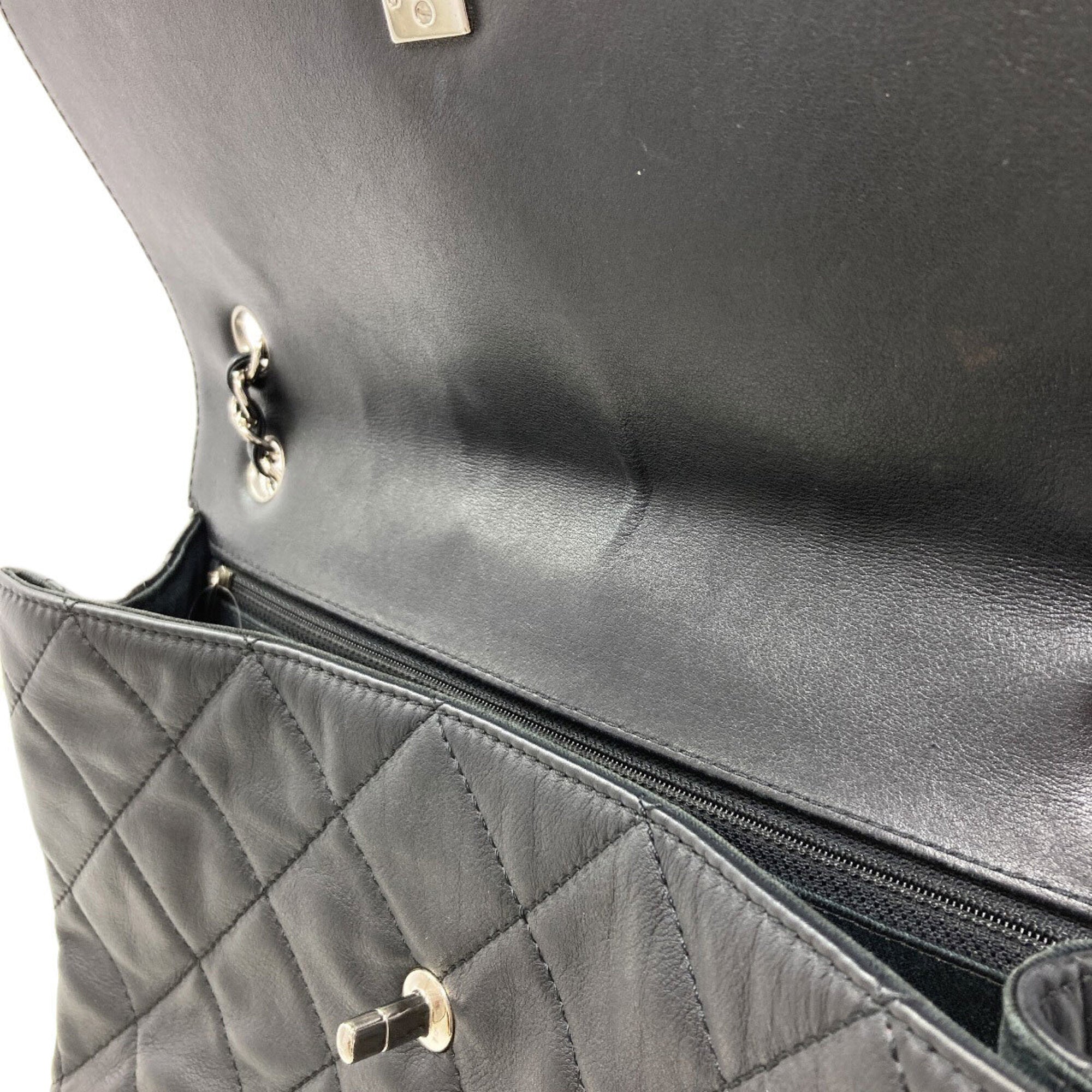 Chanel Black Leather Shoulder Bag (Pre-Owned)