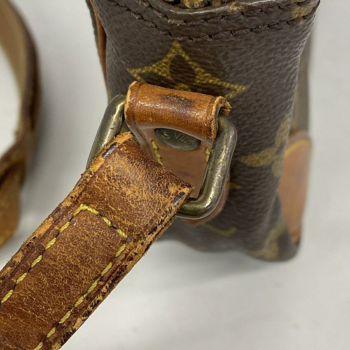 Louis Vuitton Brown Shoulder Bag (Pre-Owned)