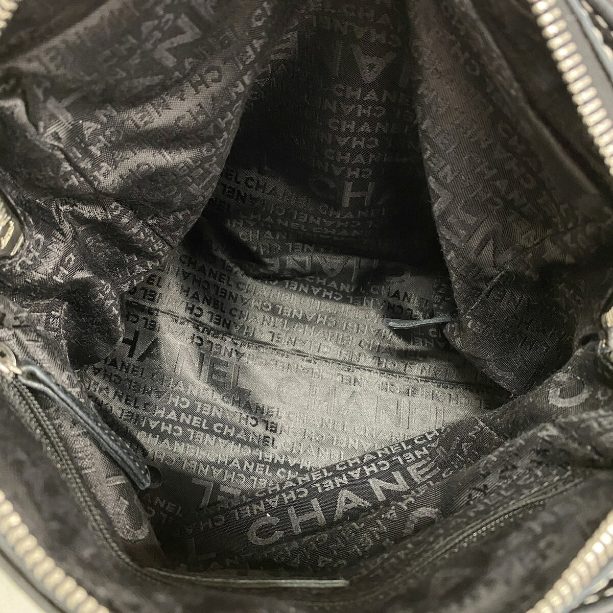 Chanel Black Leather Shoulder Bag (Pre-Owned)