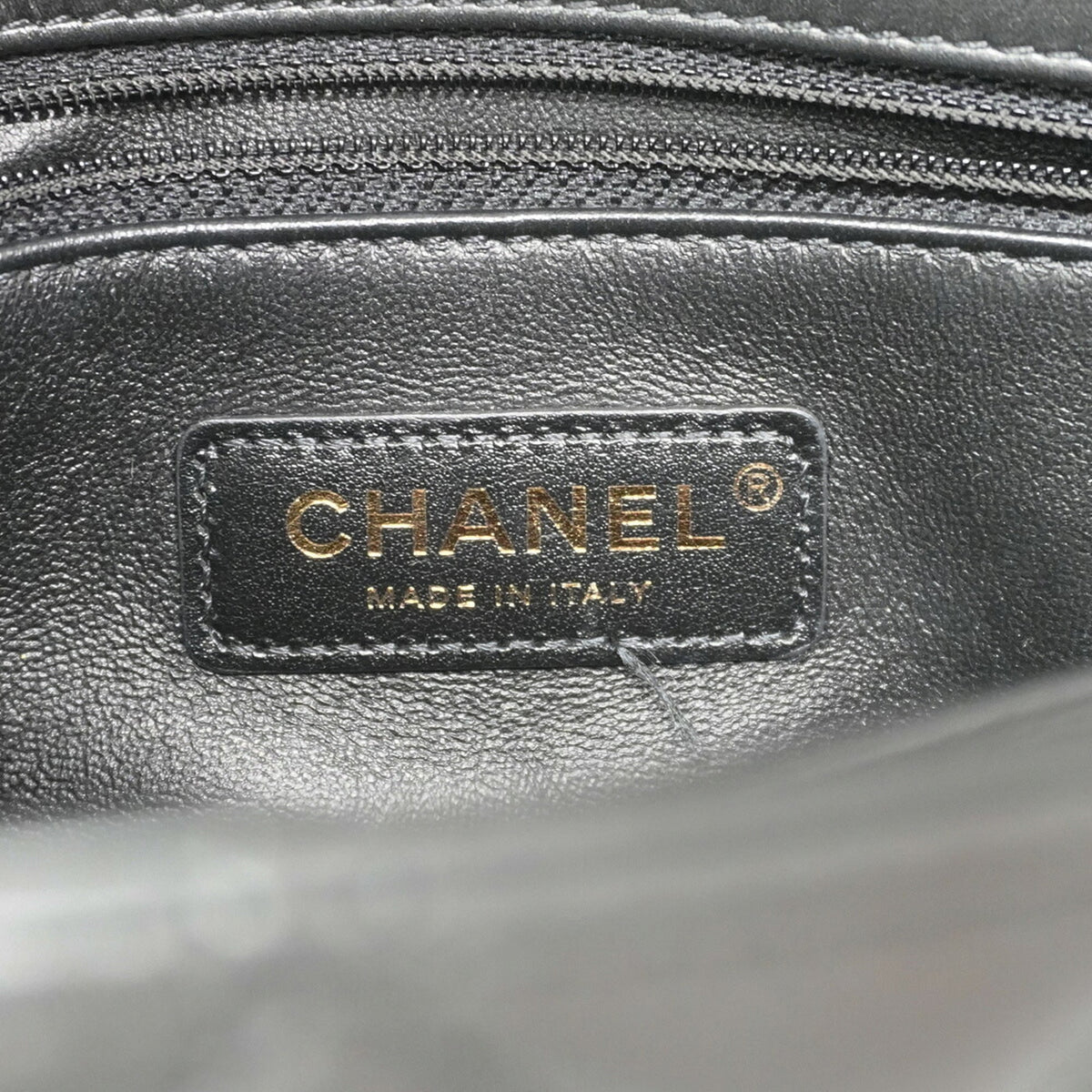 Chanel Black Leather Handbag (Pre-Owned)